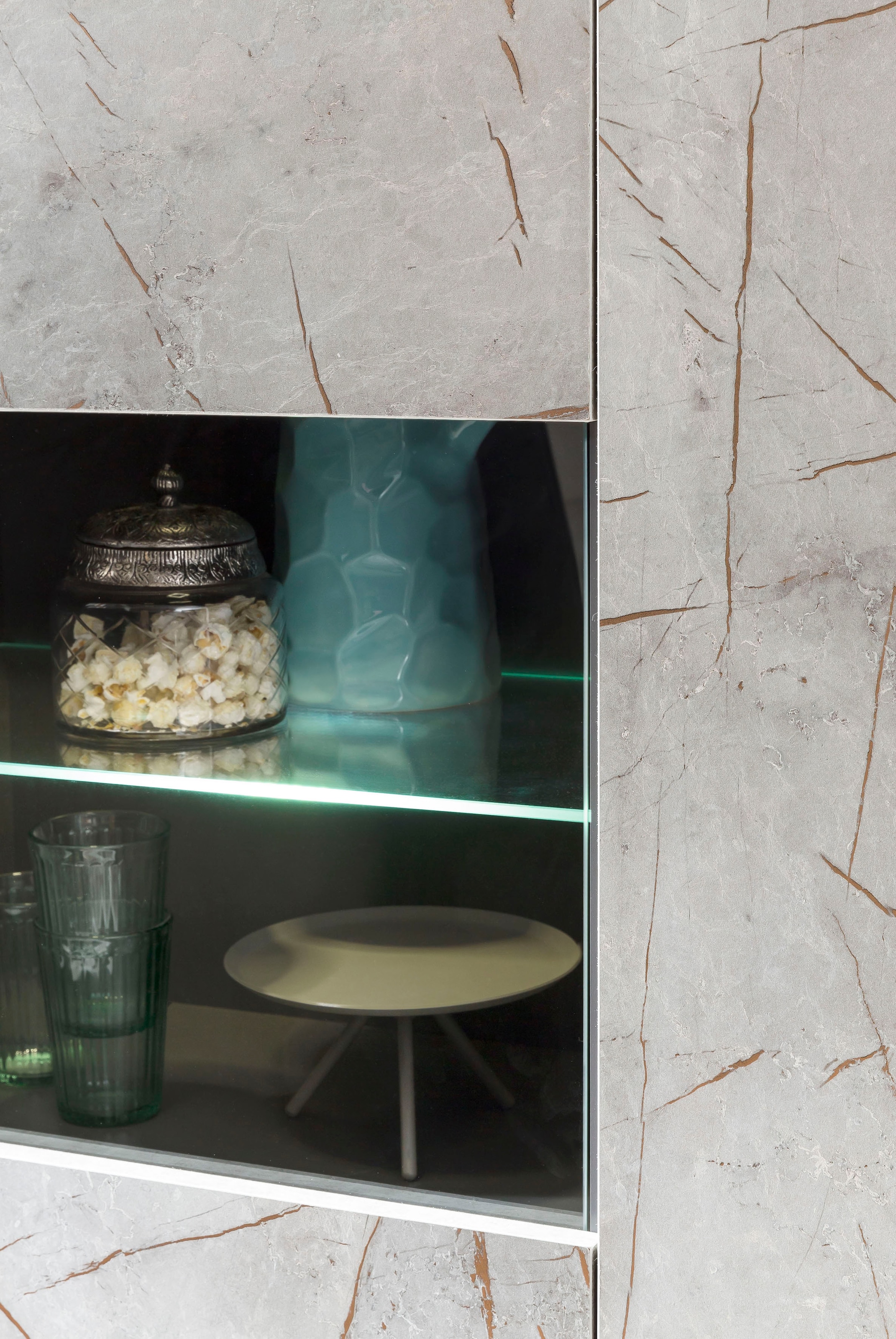 Home affaire Vitrine cm »Stone BAUR Marmor-Optik kaufen edlen Dekor, | Marble«, einem Breite 95 mit