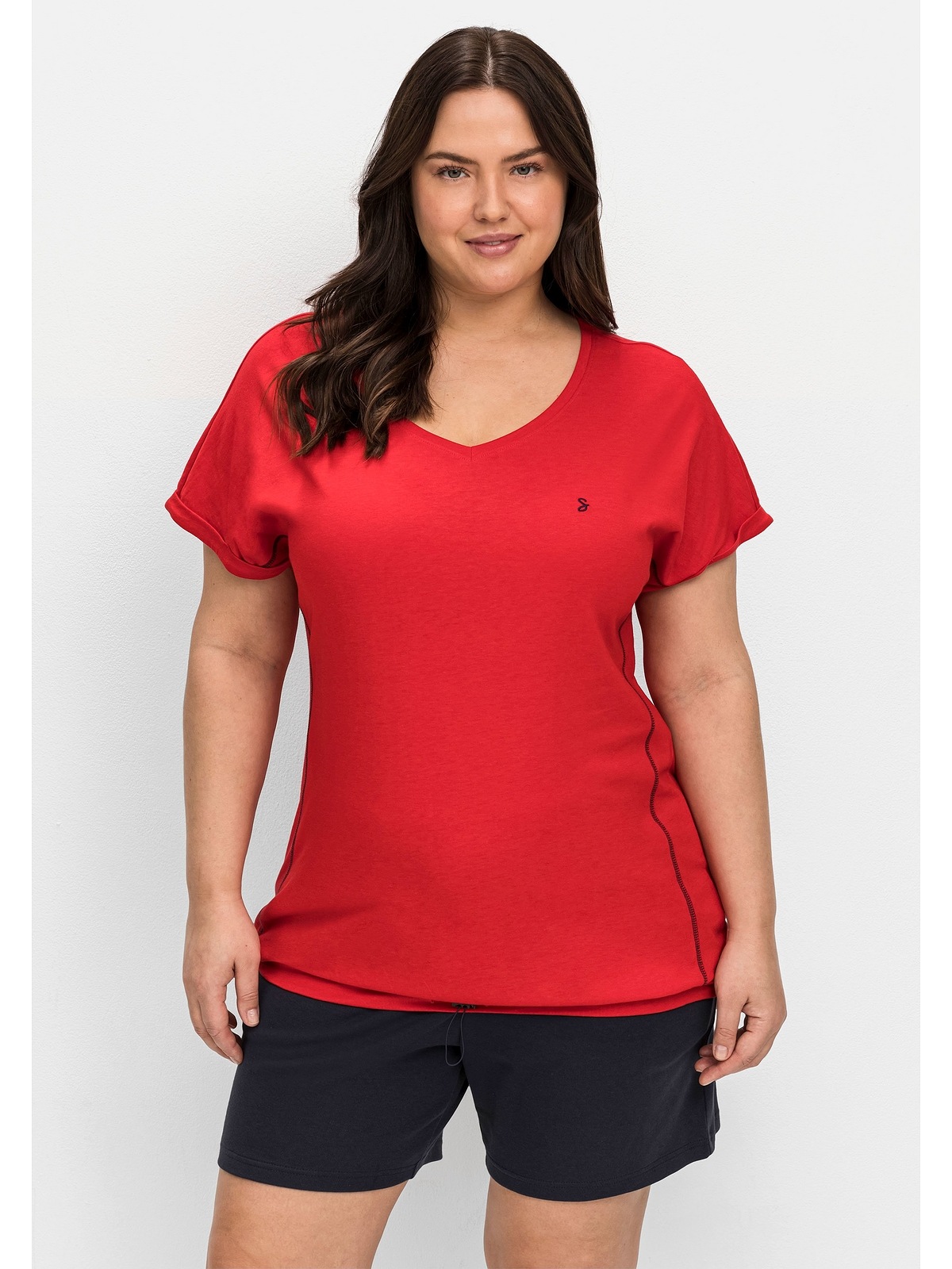 Sheego elastischem für Saumbund BAUR »Große | kaufen Größen«, T-Shirt mit