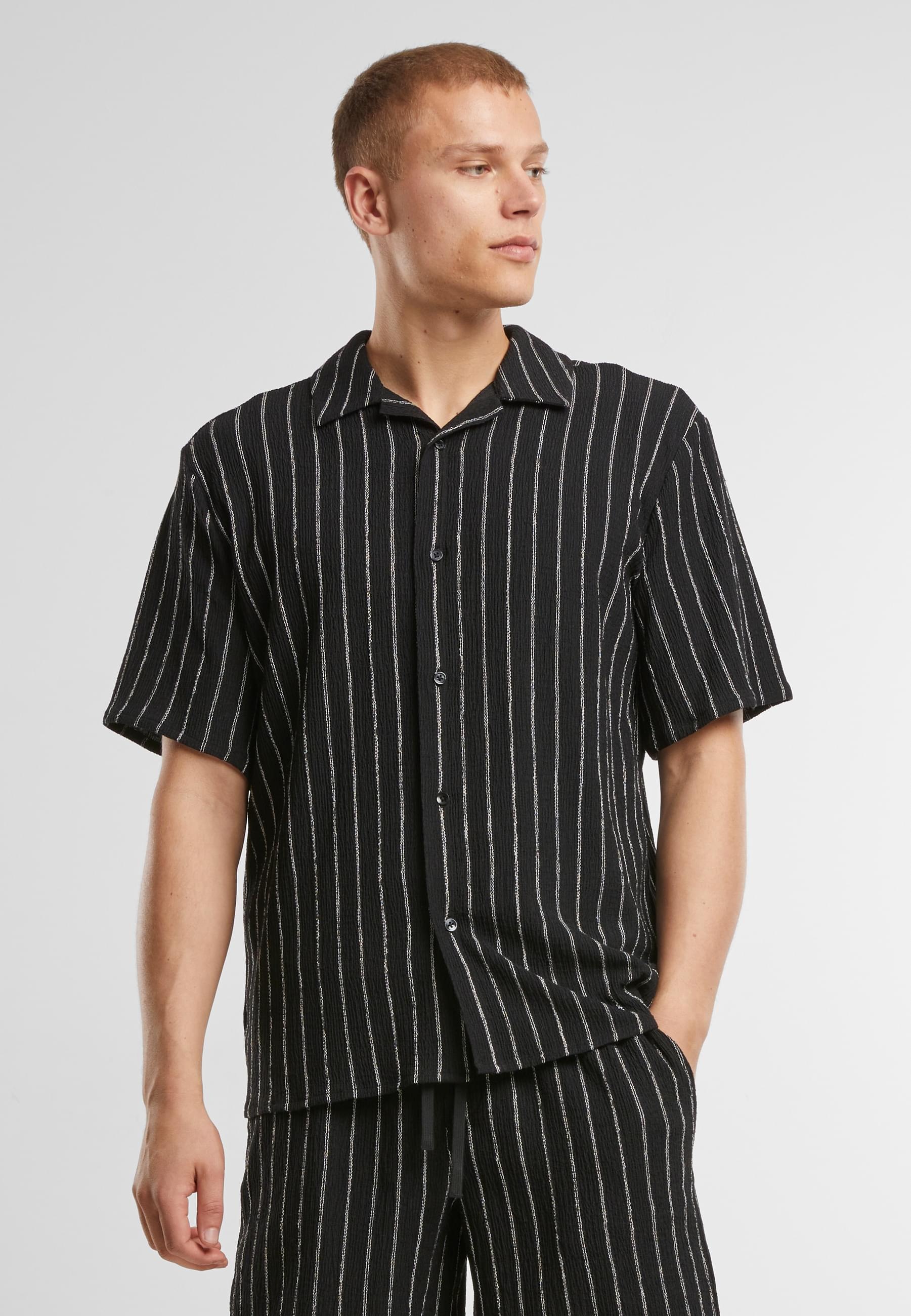 URBAN CLASSICS Langarmhemd »Urban Classics Striped Crinkle Resort Shirt«, (1 tlg.)