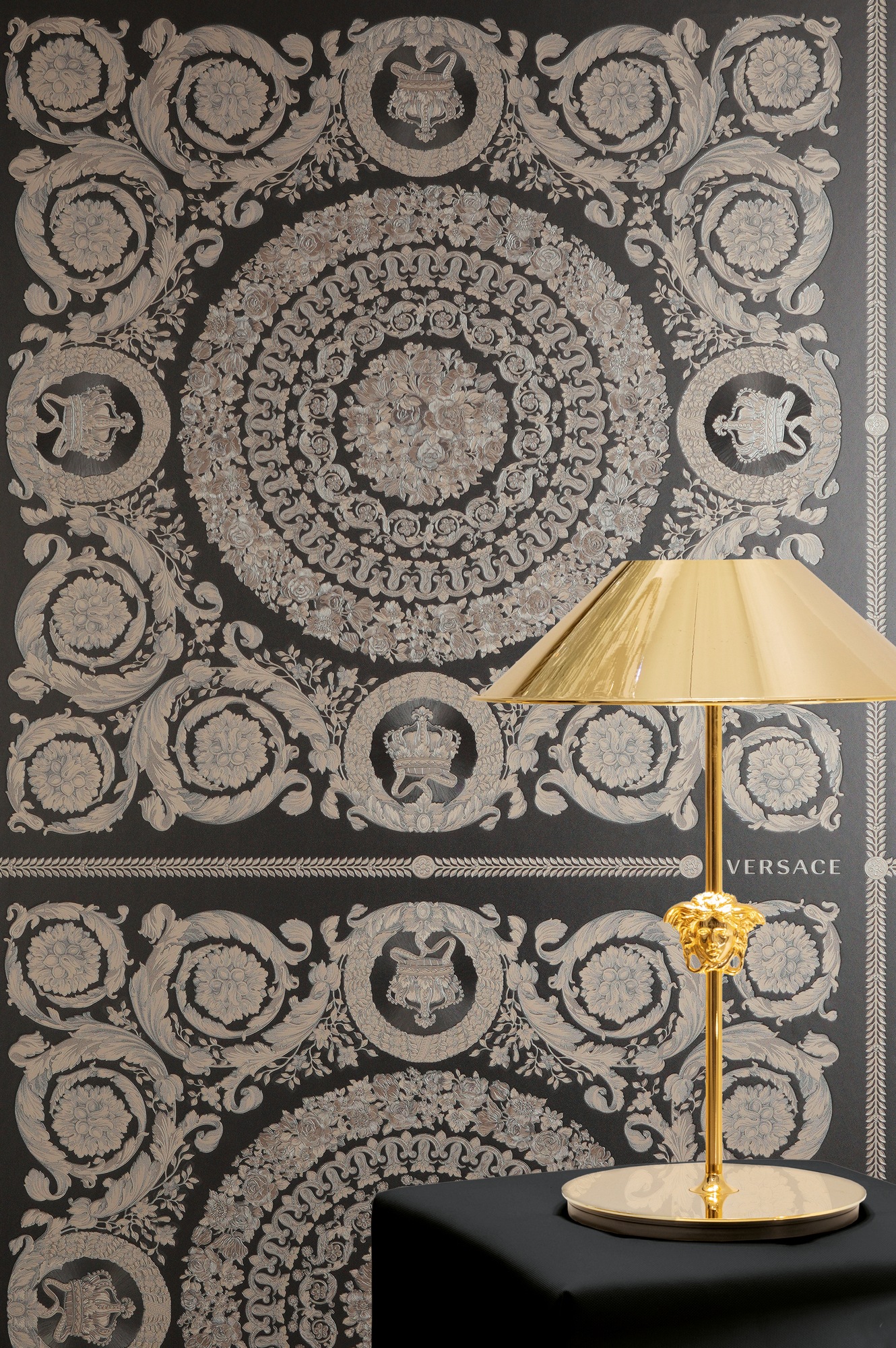Versace Vliestapete »Versace 6 Heritage –« 3D-Optik | Barock | Motiv geprägt Opulentes Medaillon-Design mit Glanz & fein strukturierter Oberfläche