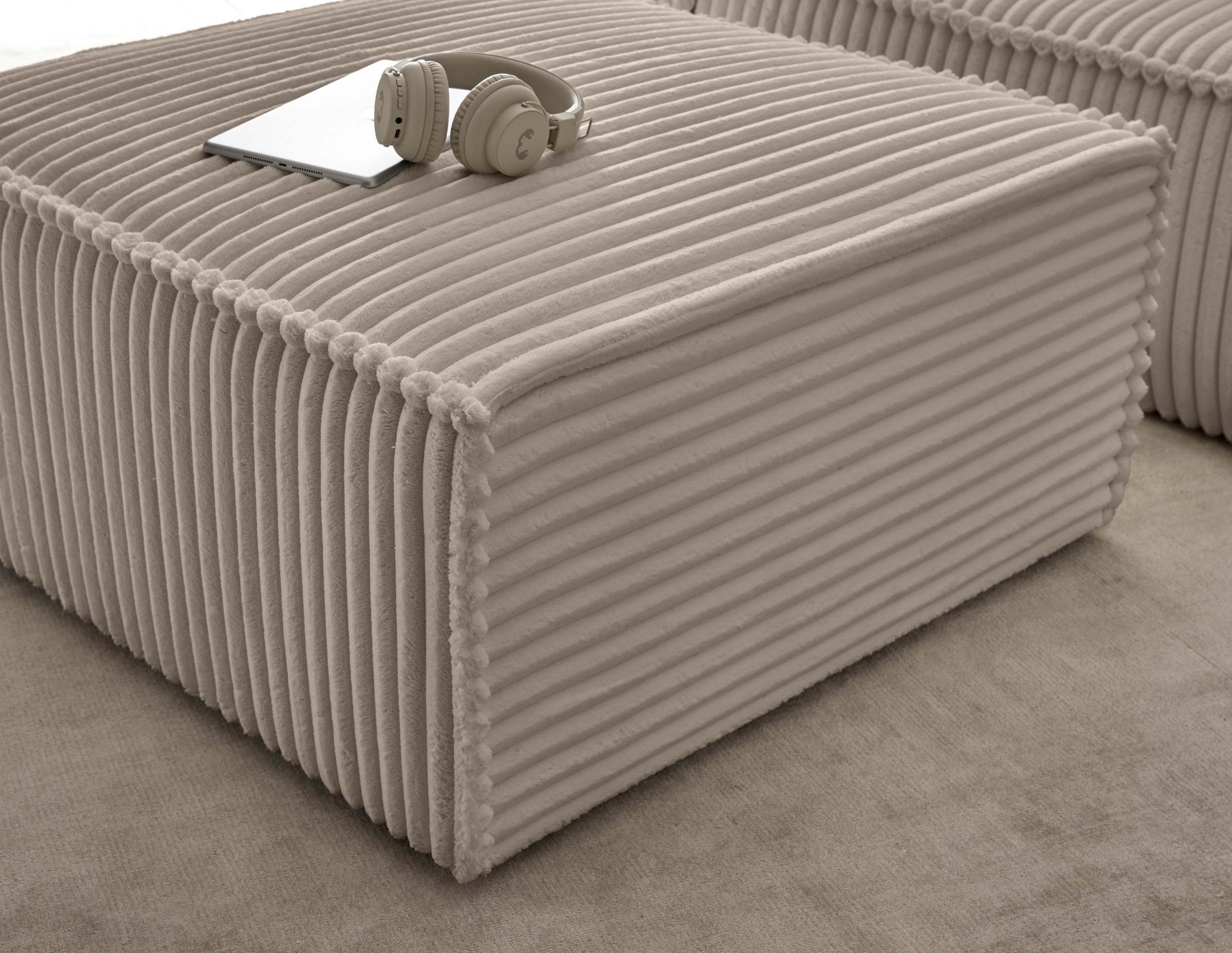 OTTO home Hocker »FINNLEY, Polsterhocker in Bouclé, Struktur fein u. Mega Cord verfügbar« passend zum Loveseat der Serie Finnley