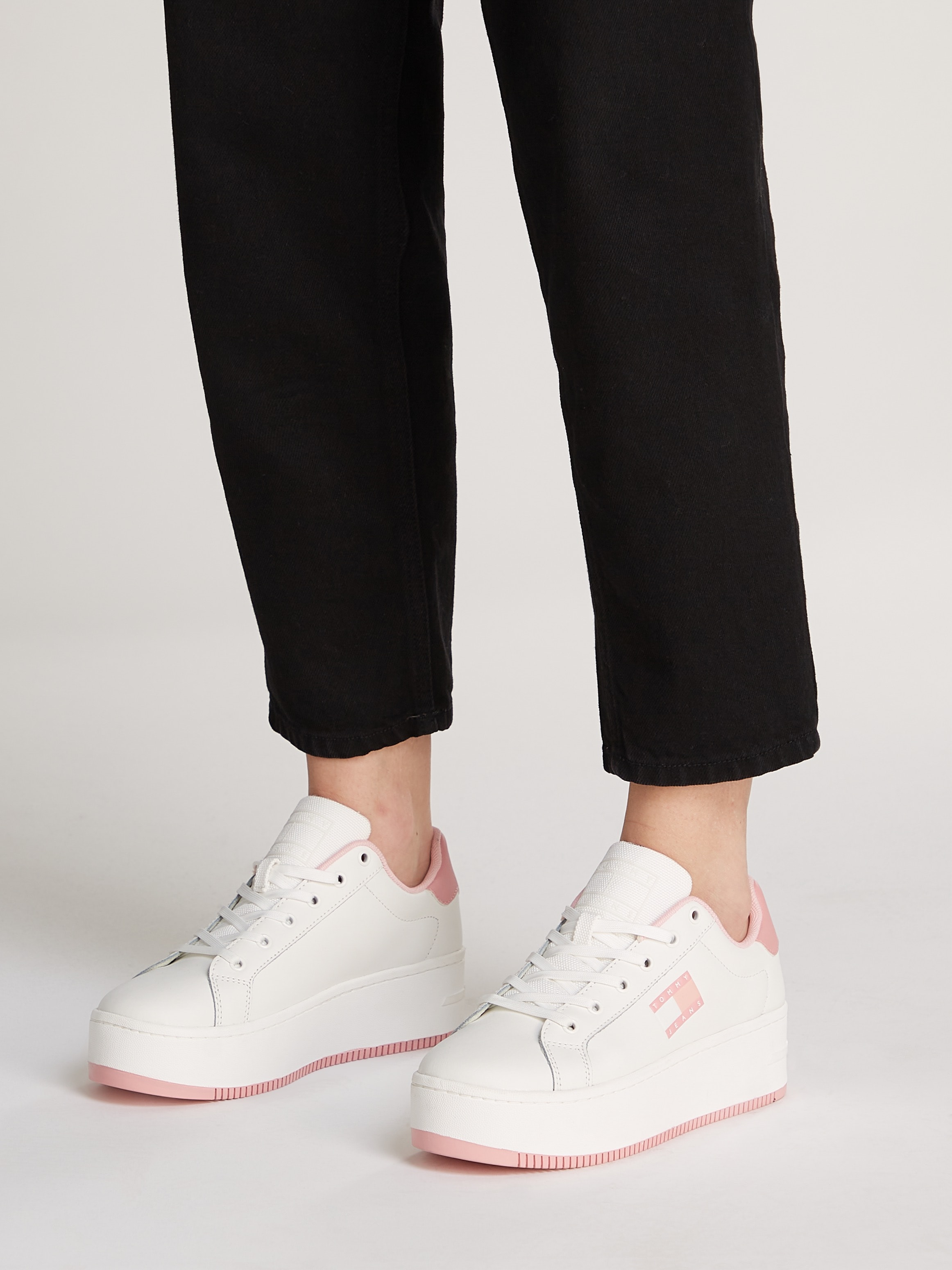 Tommy Jeans Plateausneaker »TJW FLATFORM ESS«, Freizeitschuh, Halbschuh, Schnürschuh mit Kontrastbesatz