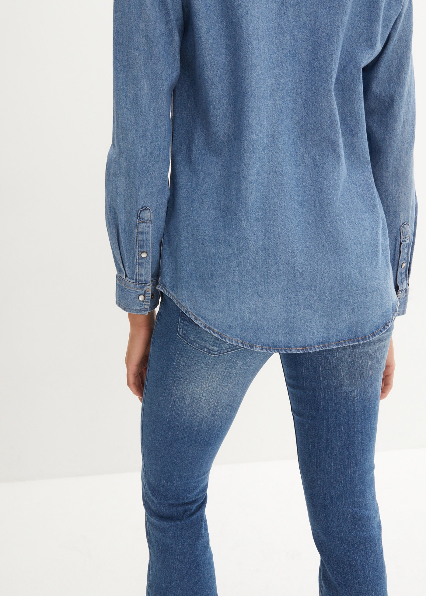bonprix Jeanshemd mit zwei Brusttaschen und schmucken Druckknöpfen