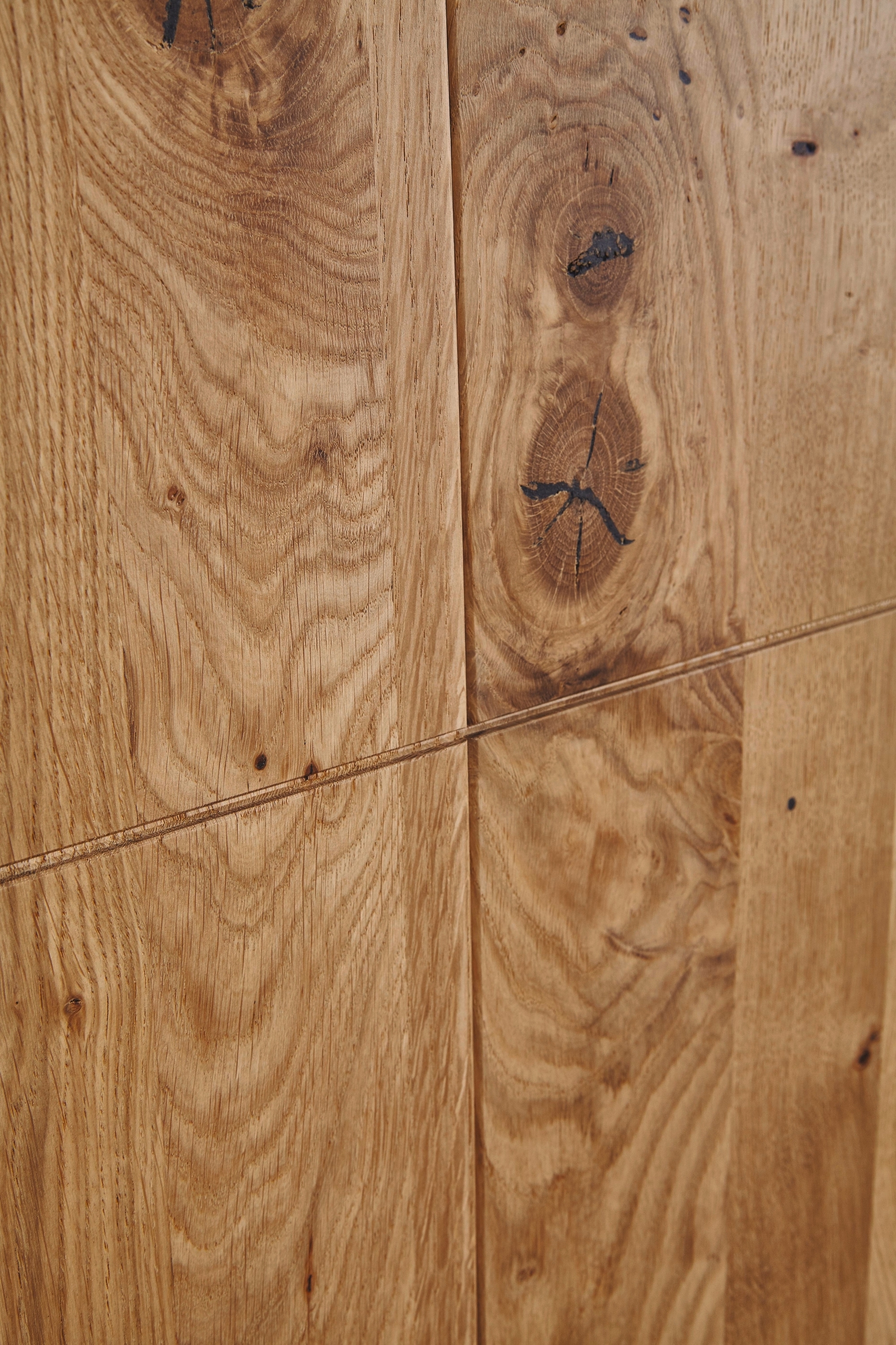 rauch Schwebetürenschrank »Kleiderschrank Schrank Garderobe Schlafzimmerschrank SCALE-WOOD«, edle geteilte Front in massiver Asteiche mit Glastüren MADE IN GERMANY