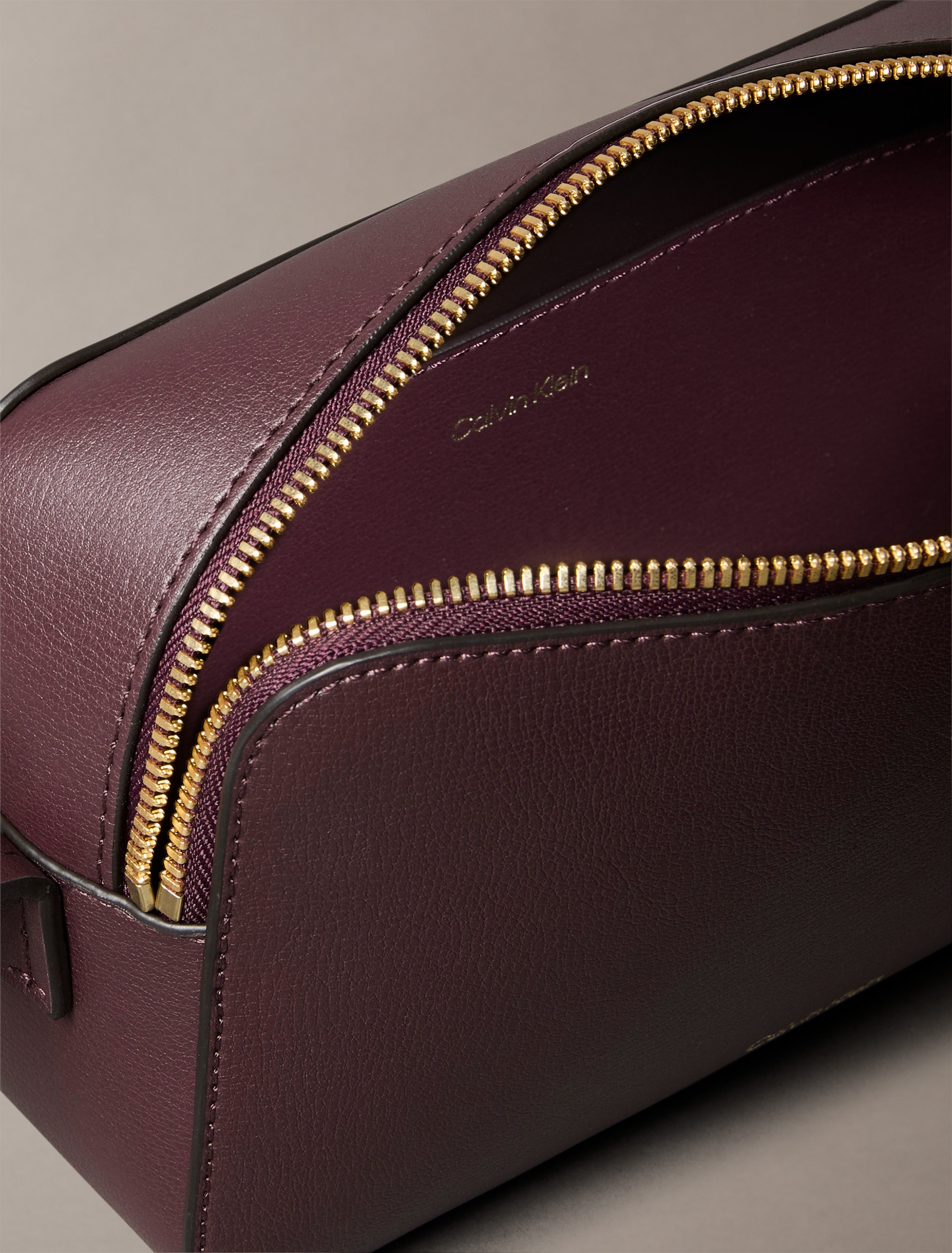 Calvin Klein Mini Bag »FOIL LOGO ELONGATED CAMERA BAG«, Schultertasche, kleine Damen-Umhängetasche mit Logoschriftzug
