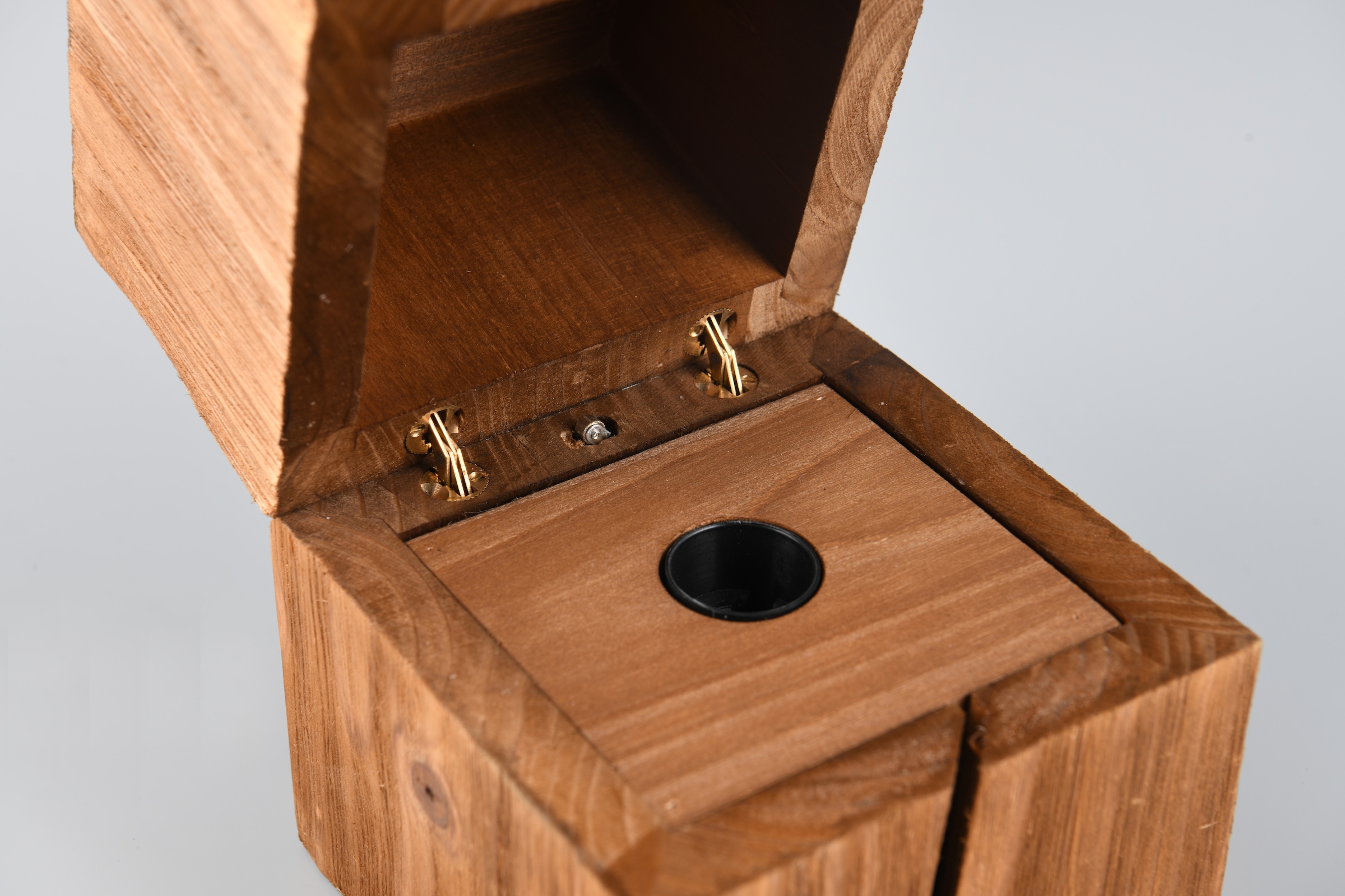 TRIO Leuchten Schreibtischlampe »TREASURE, Deko Tischleuchte Schatzkiste inkl 1xE14 LED 225 Lumen 2700K« E14 1 Stk. Warmweiß Licht startet bei öffnen der Box, Schnurschalter, Naturholz Tischlampe