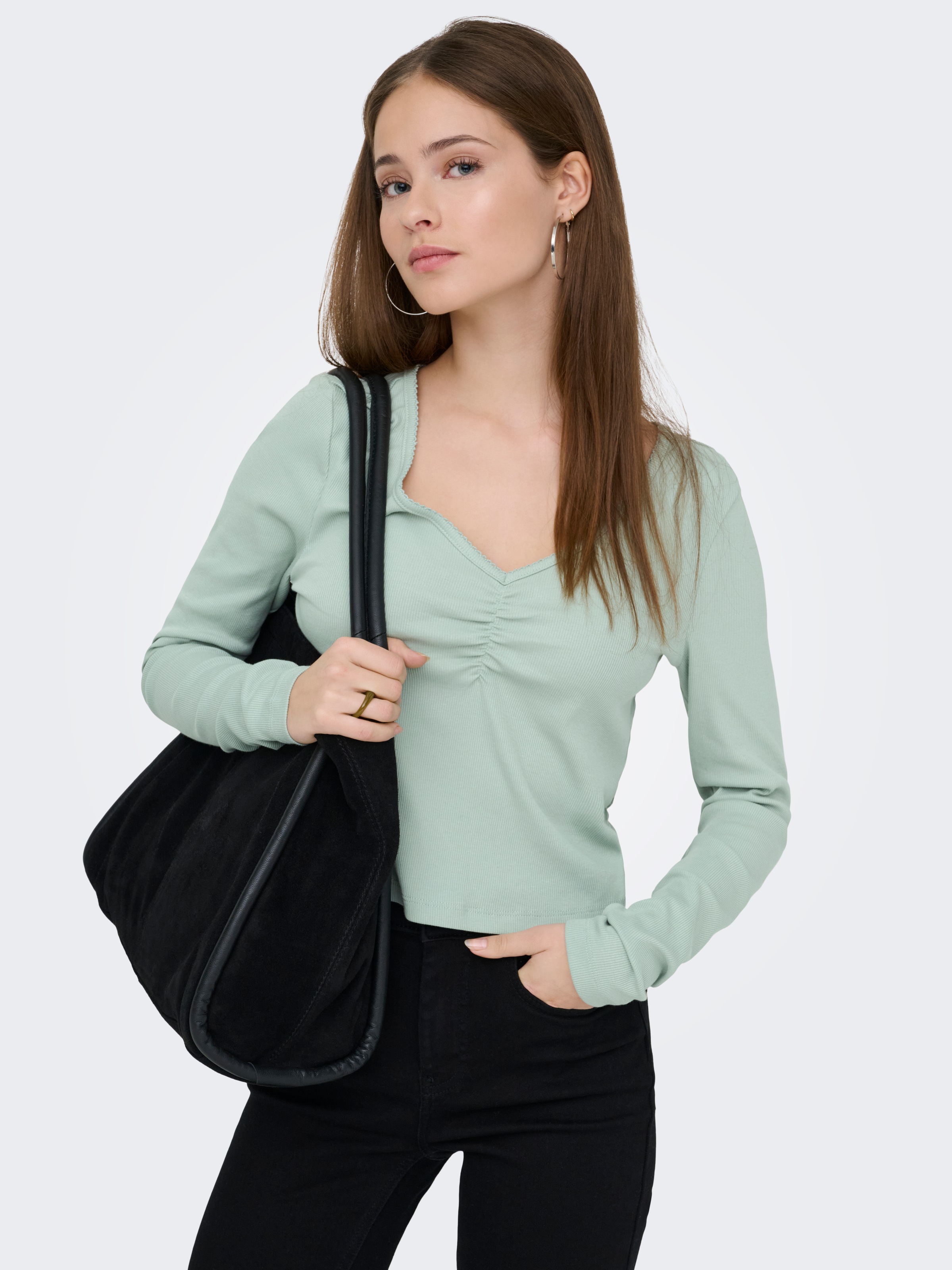 ONLY Langarmshirt »ONLBETTY LIFE L/S SCALLOP V-NECK CC JRS« mit Raffung am Ausschnitt