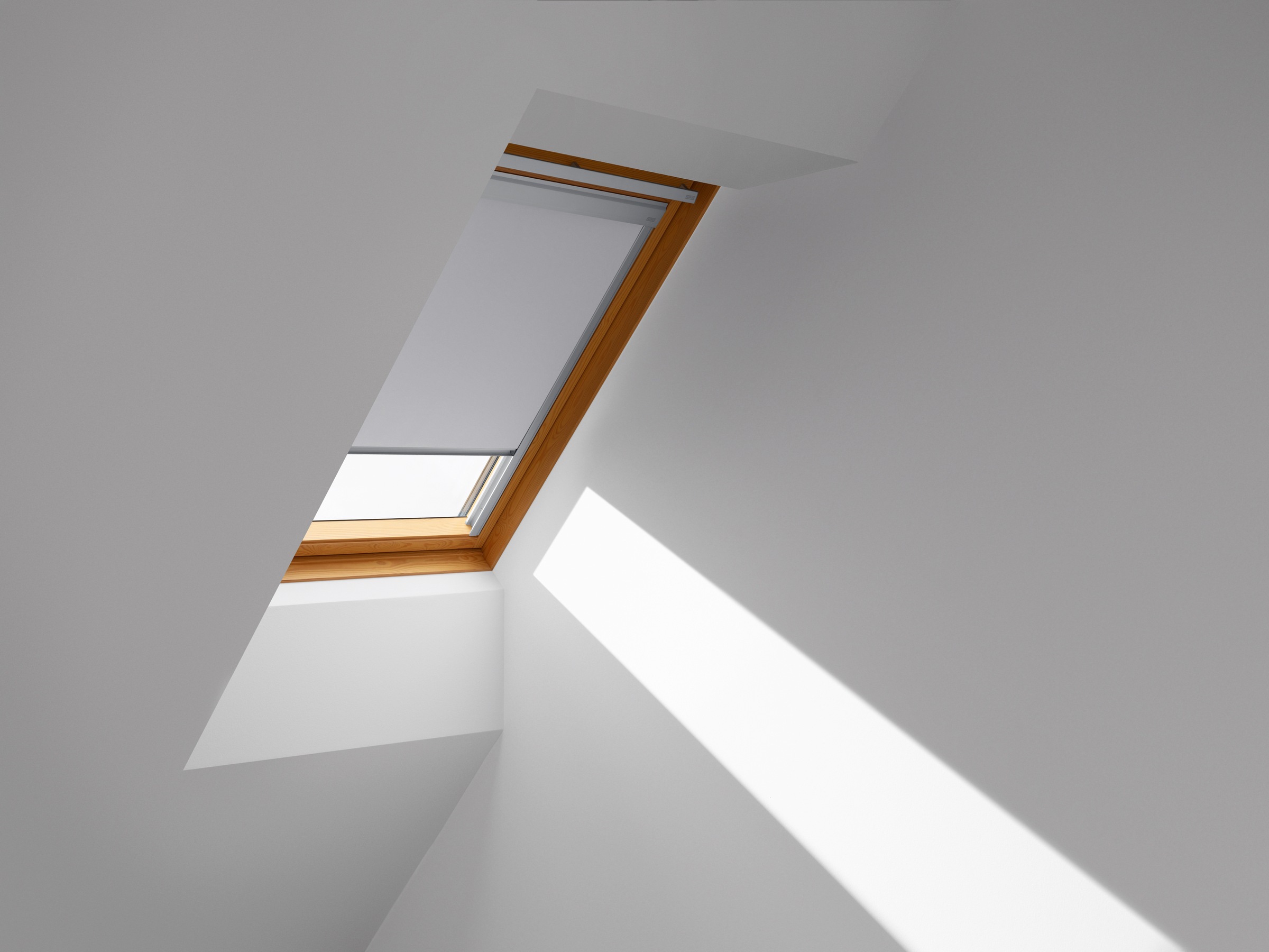 VELUX Verdunklungsrollo »DBL P06 4204«, verdunkelnd, Verdunkelung, ohne Bohren, in Führungsschienen, alufarbene Führungsschienen & Griffleiste