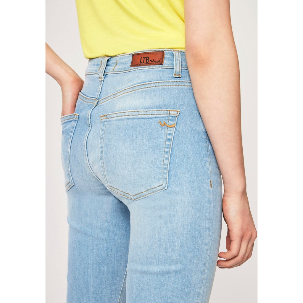 Damenmode Jeans LTB Straight-Jeans »PIA«, knöchelfrei, mit geradem Beinverlauf und normal hoher Leibhöhe und mit Stretch-Anteil 