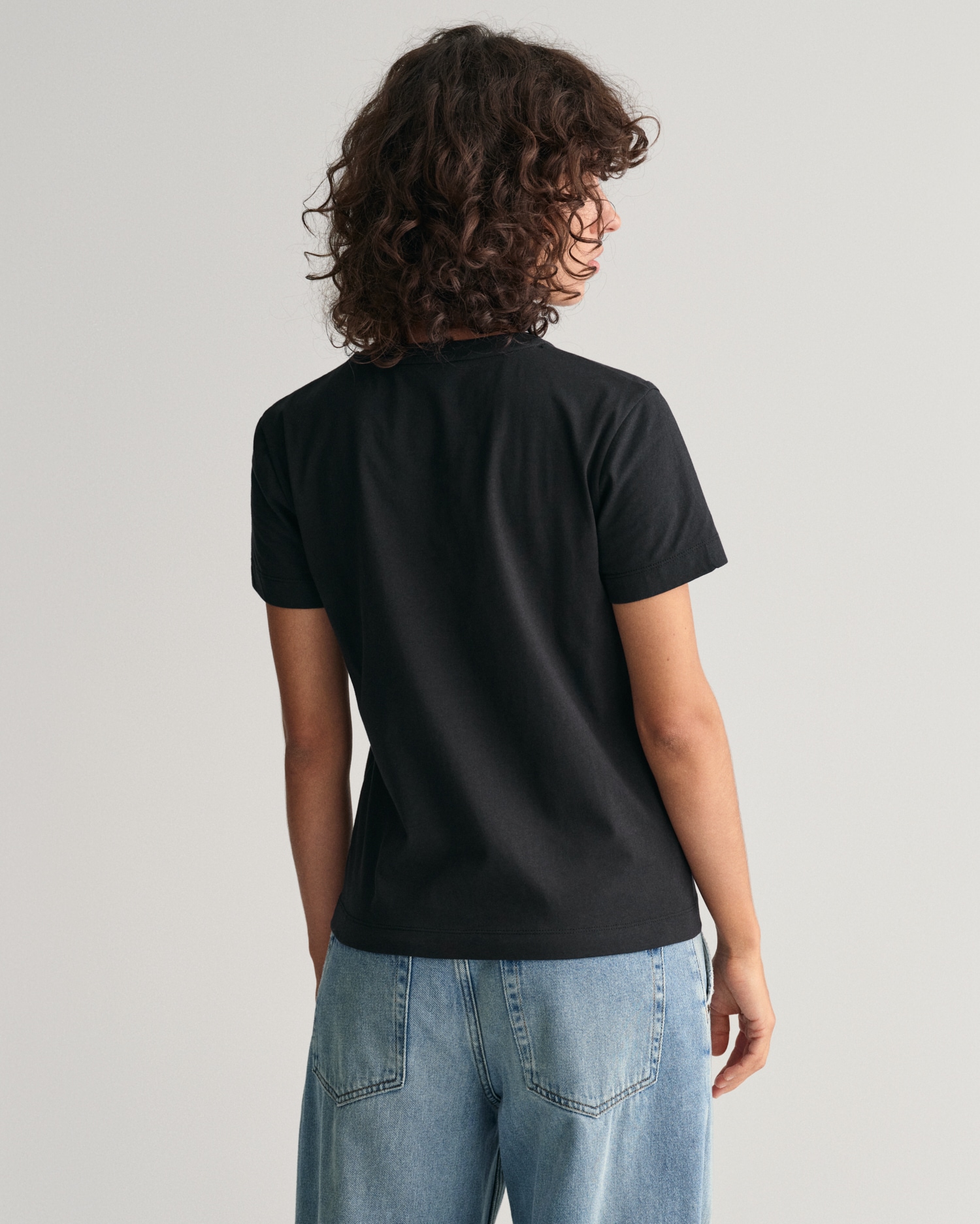 Gant T-Shirt »REG SHIELD KA T-SHIRT«, mit einer kleinen aufgestickten Wappen-Grafik auf der Brust