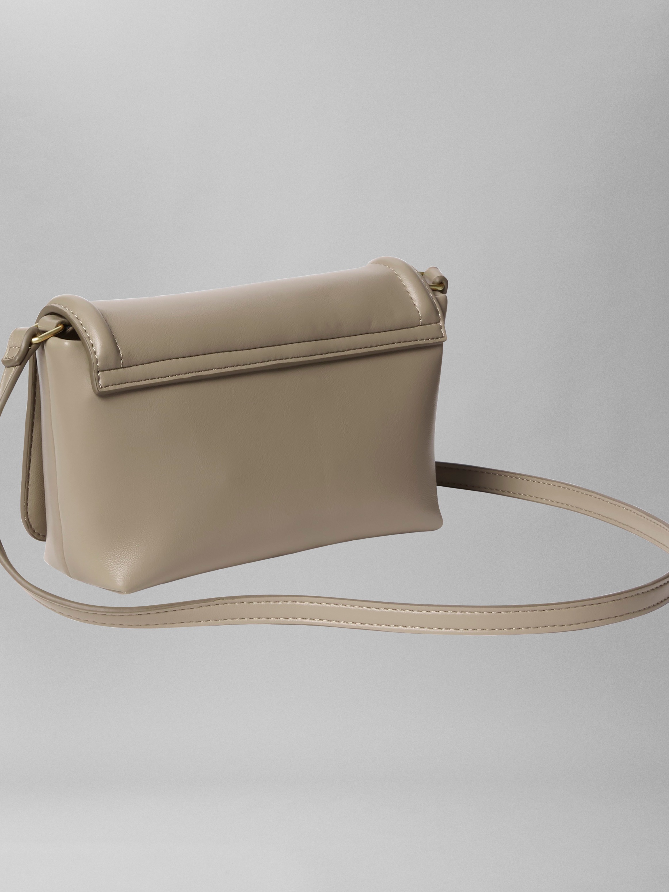 Calvin Klein Umhängetasche »RAISED CK FLAP CROSSBODY« Damen-Schultertasche, Handtasche, kleine Abendtasche mit CK-Logo