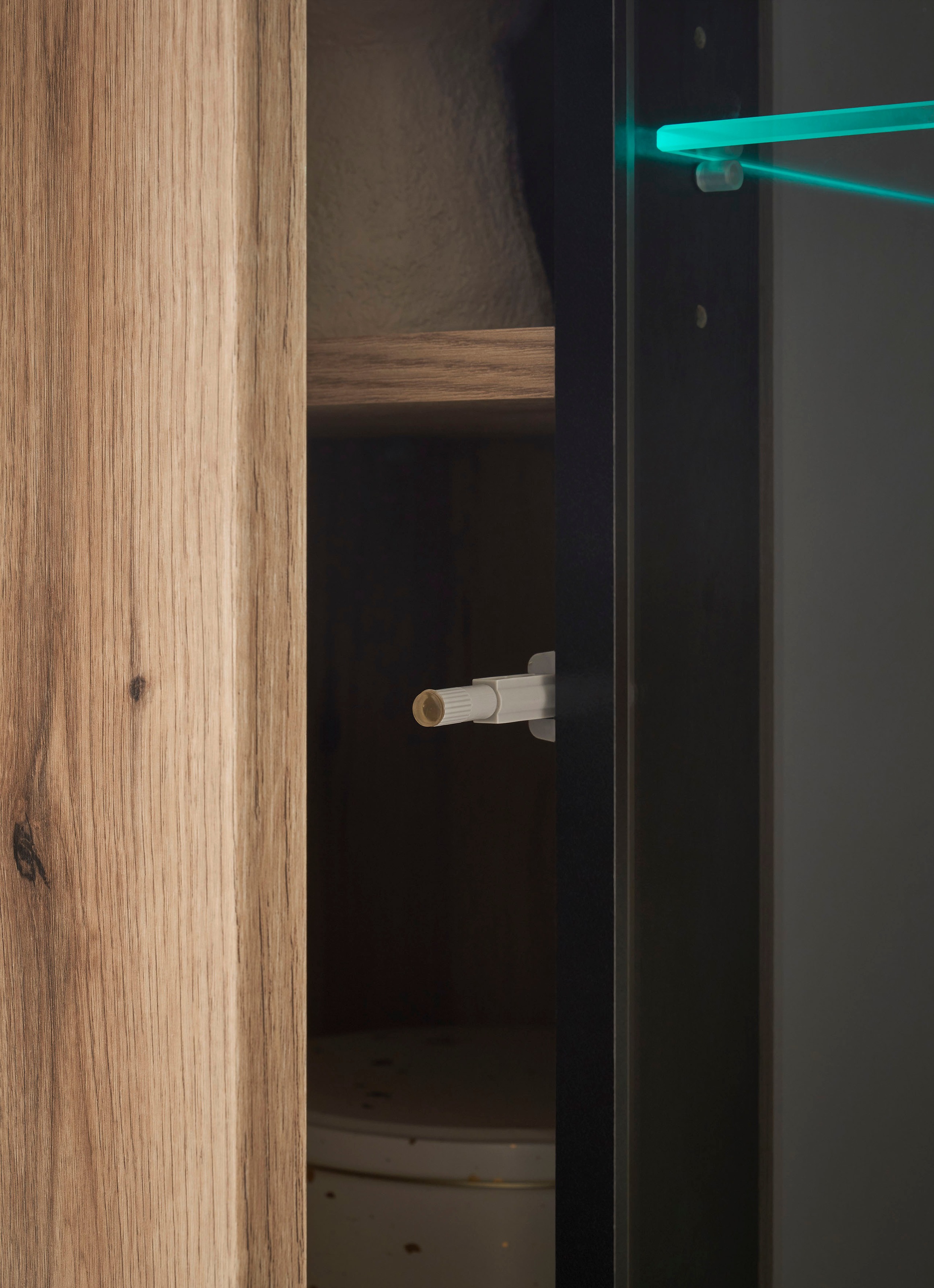 INOSIGN Vitrine »Cantara, Vitrinenschrank in Eiche Evoke oder weiß, Standvitrine«, schwarzer Stangengriff, ausreichend Stauraum, vielseitig einsetzbar