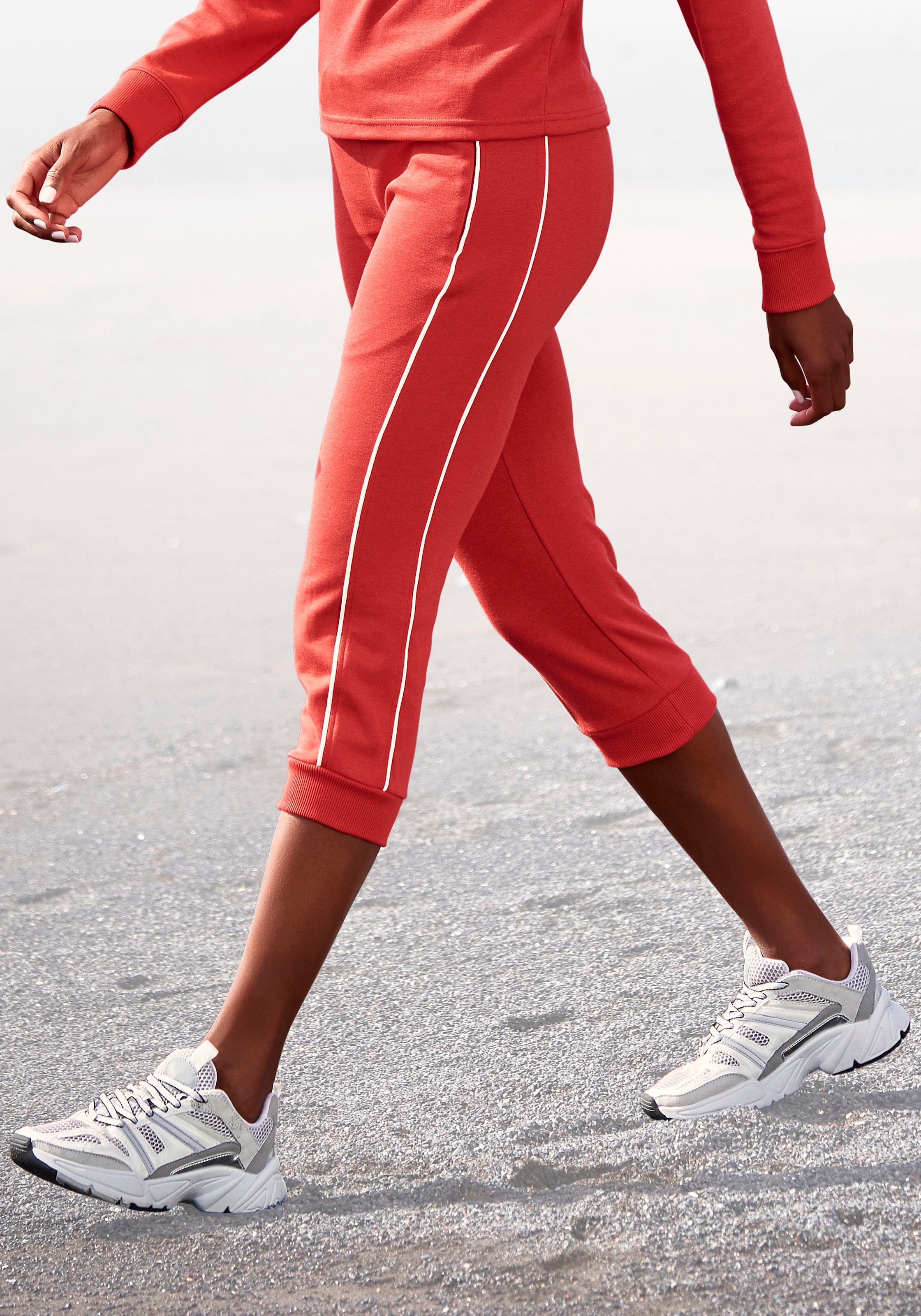 H.I.S Caprihose mit seitlichem Piping. Ideal für Sport- und Freizeit.