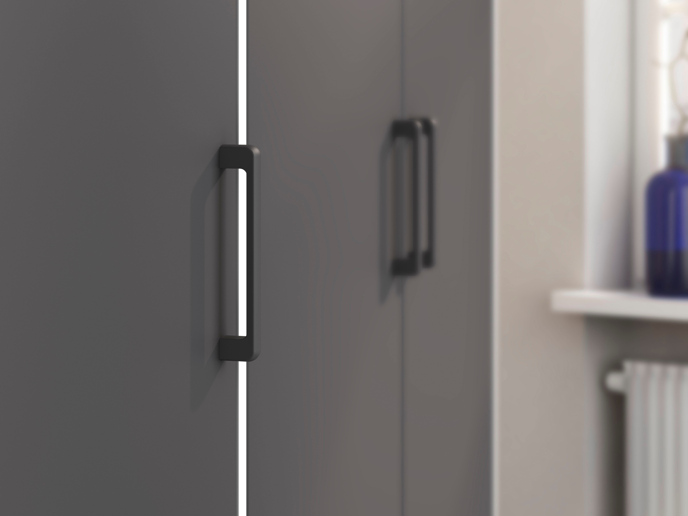 rauch Drehtürenschrank »Kleiderschrank Schrank Garderobe Wäscheschrank VOYAGER«, (in 3 verschiedenen Ausstattungen BASIC/CLASSIC/PREMIUM), mit modernen Griffen in Graumetallic und Spiegel