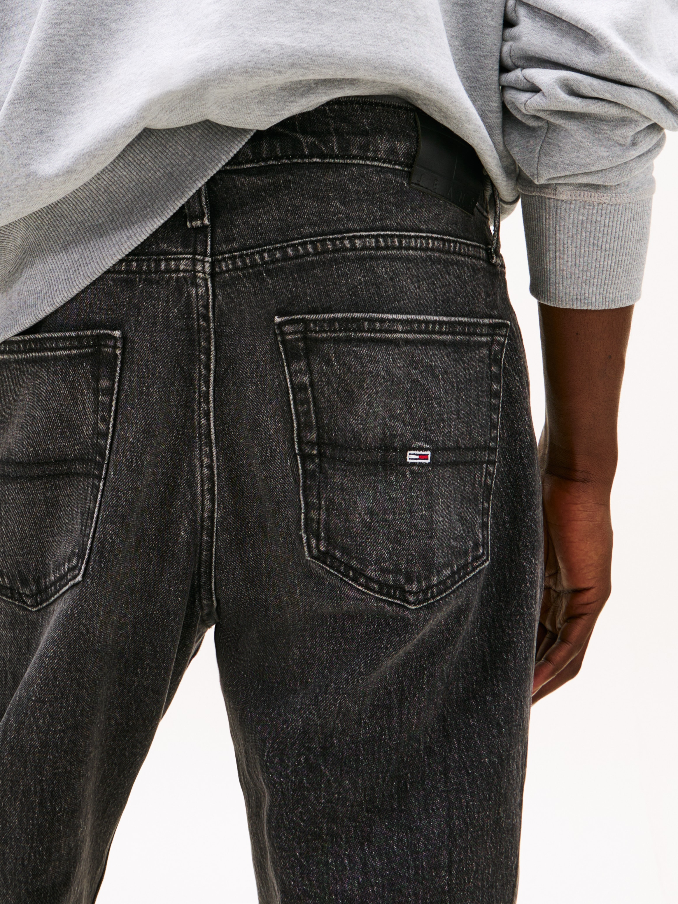 Tommy Jeans Regular-fit-Jeans »RYAN RGLR STRGHT«, mit Logoprägung