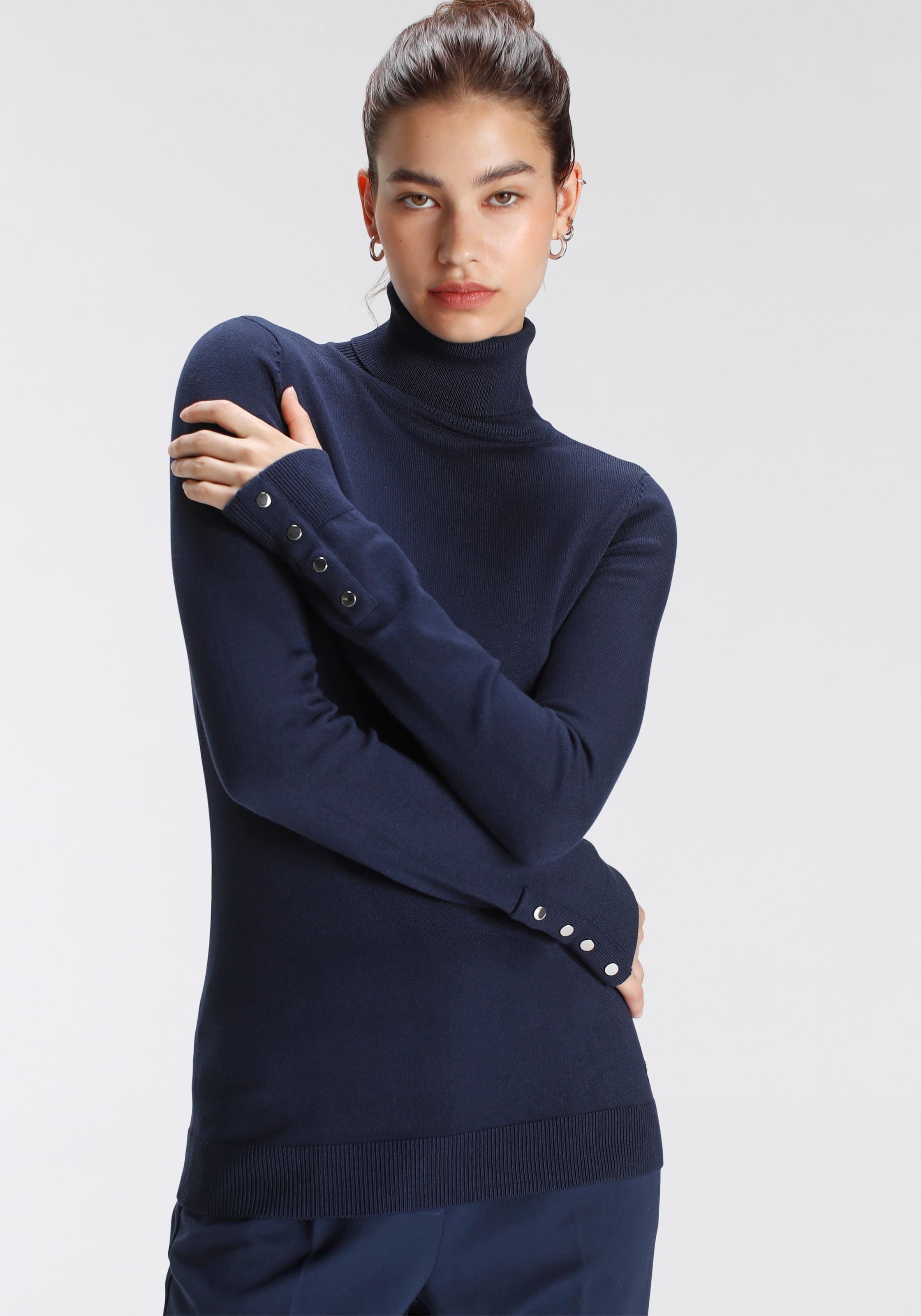 Tamaris Rollkragenpullover, in enger Form mit Knopfdetails günstig online kaufen