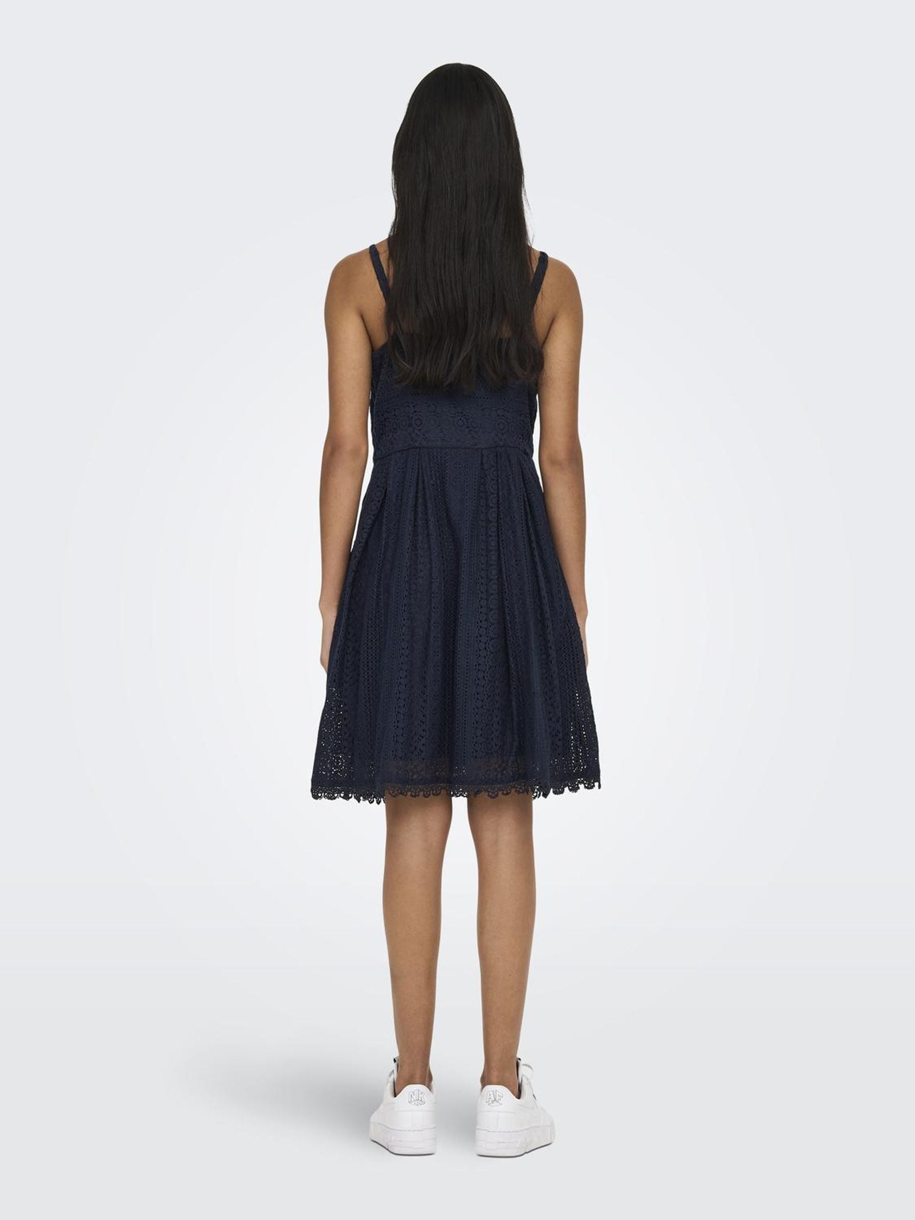 ONLY Trägerkleid »ONLHELENA LACE S/L SHORT DRESS WVN«, mit Spitzen-Detail