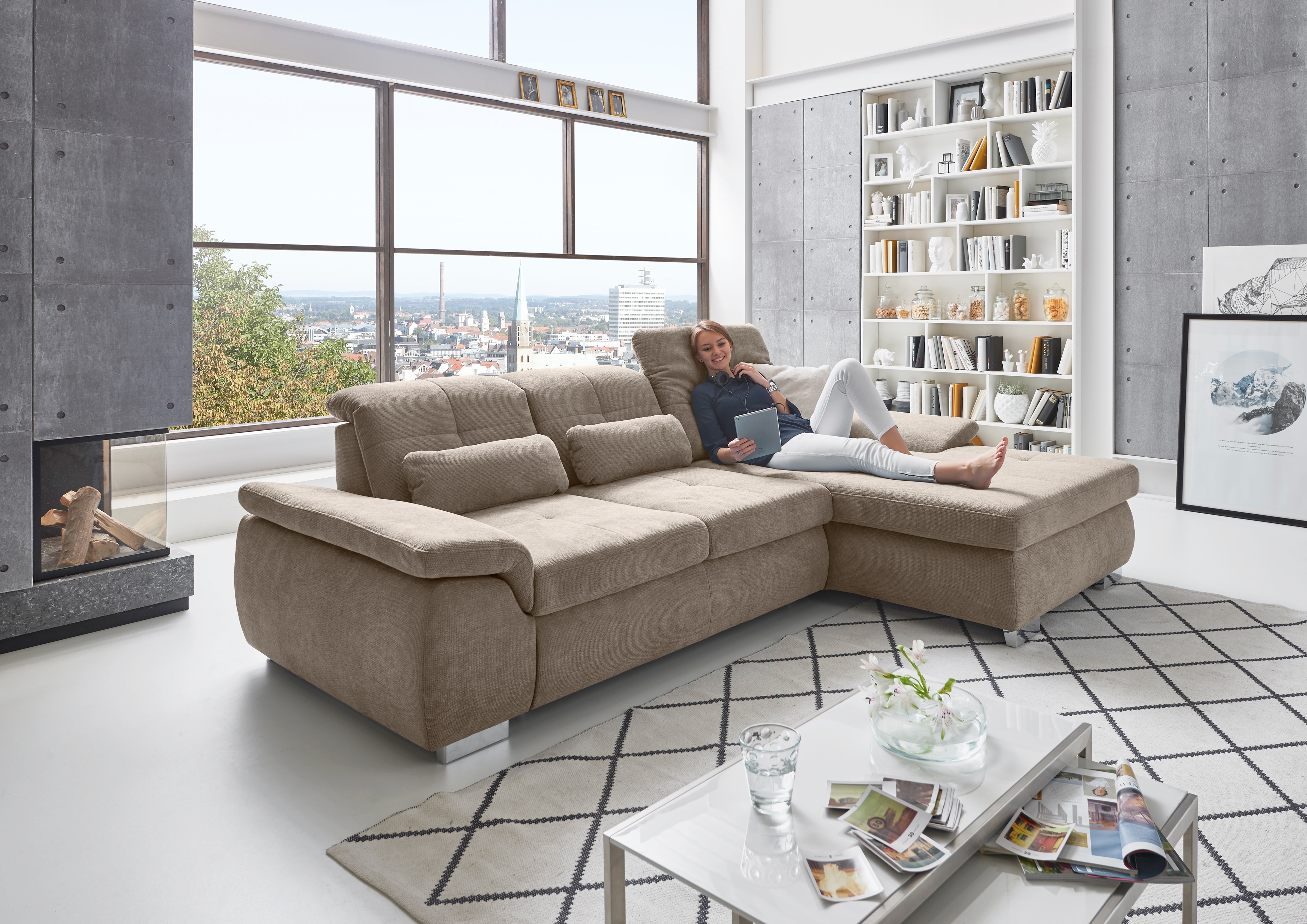 Die PlanBar Ecksofa "MP-IN16037 L-Form, Breite 289 cm, mit Kaltschaum-Polsterung" mit Sitztiefenverstellung & Zierkissen