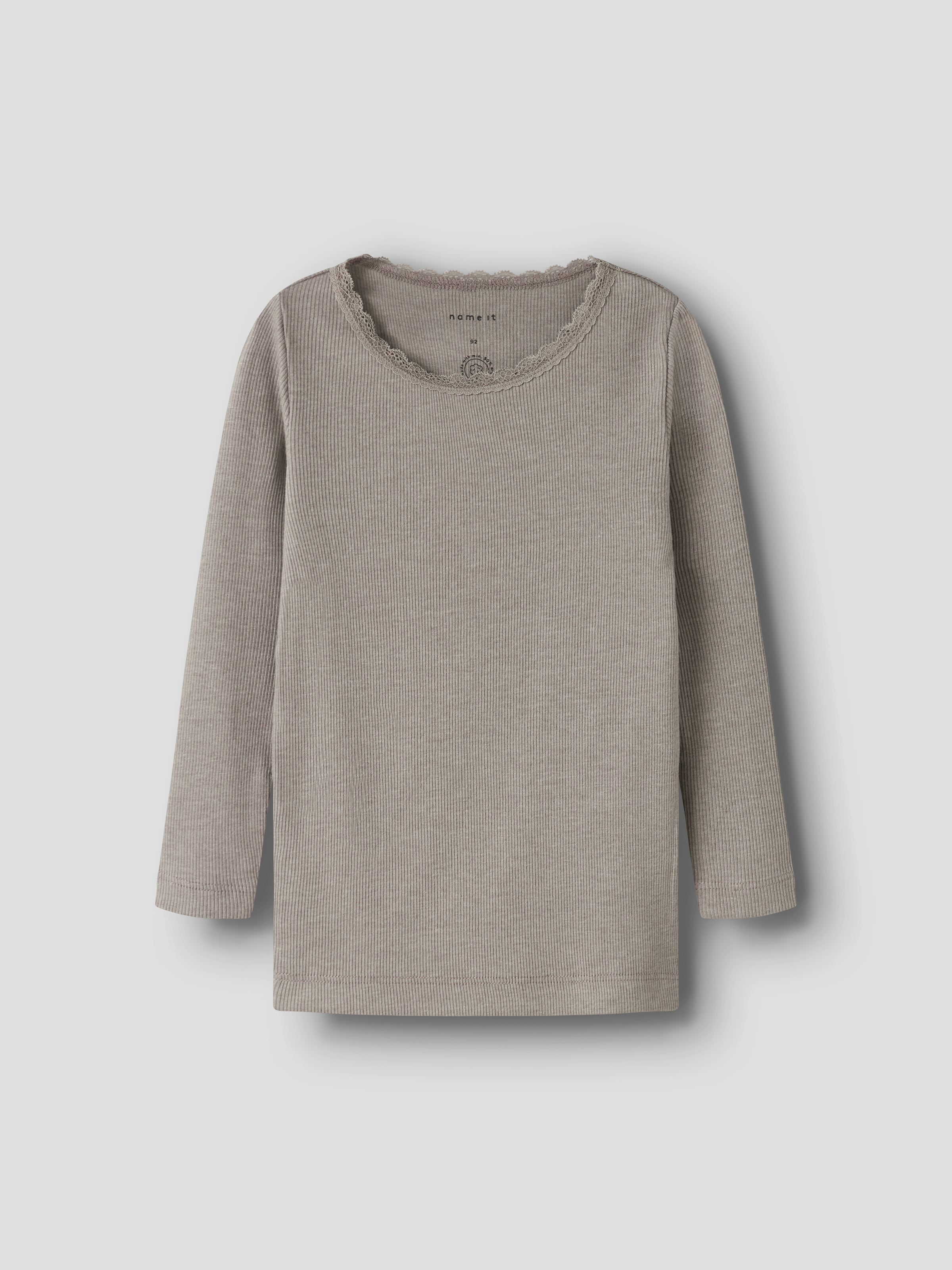 Name It Langarmshirt "NMFKAB LS TOP NOOS" in Feinripp und mit süßer Spitzenkante am Ausschnitt