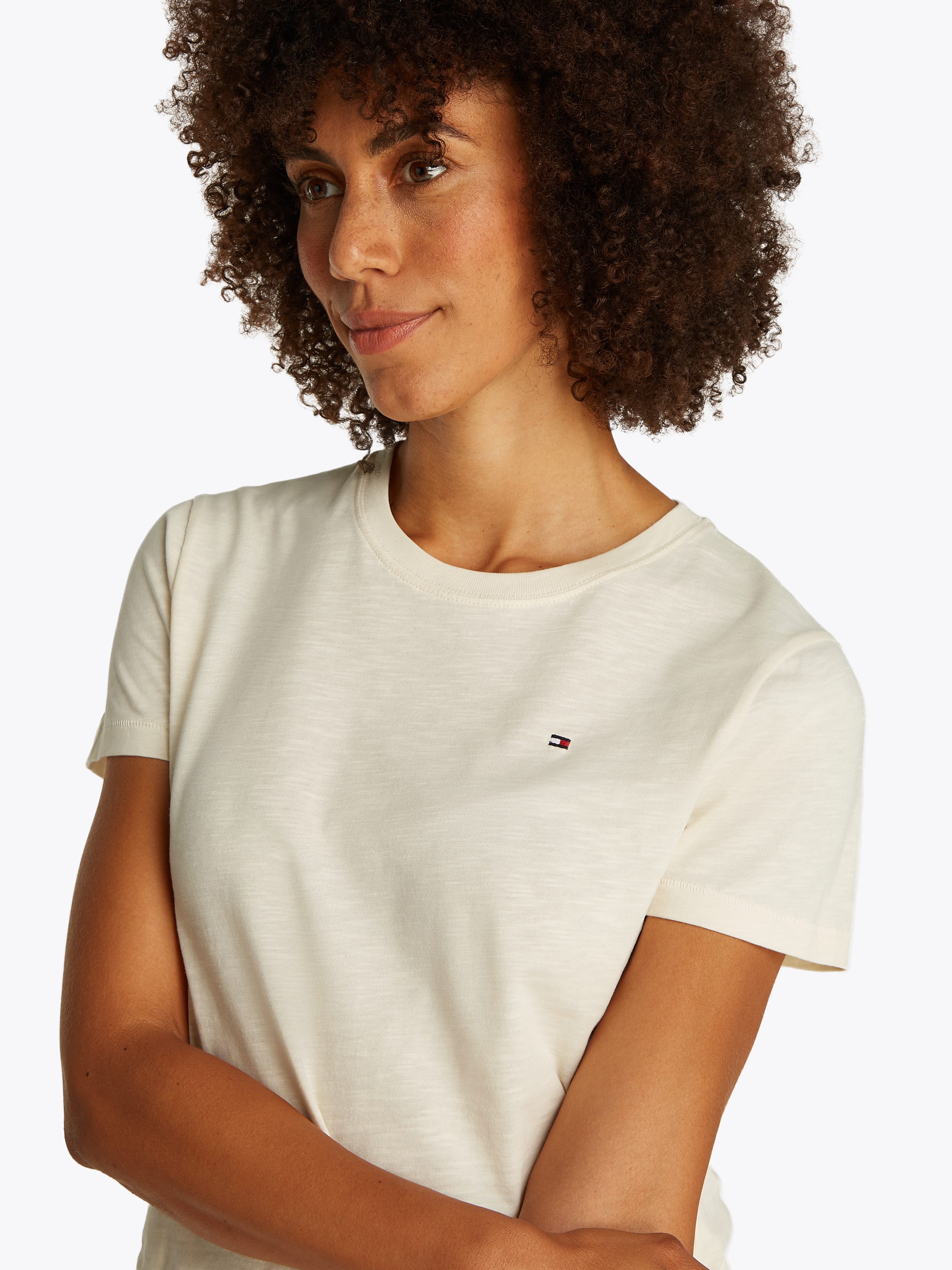 Tommy Hilfiger Rundhalsshirt »SLUB REG C-NK SS«, mit Flammgarn-Struktur, mit Logostickerei