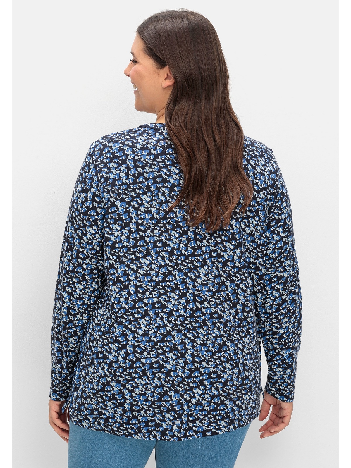 Sheego Rundhalsshirt »Große Größen«, mit V-Schlitz und floralem Minimalprint