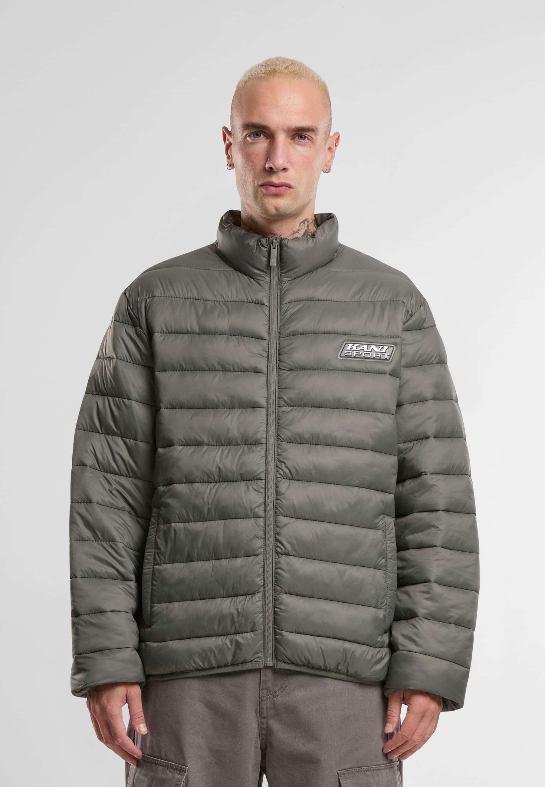 Karl Kani Allwetterjacke »Karl Kani Karl Kani Sport Patch Light Puffer Jacket«, (1 St.), ohne Kapuze