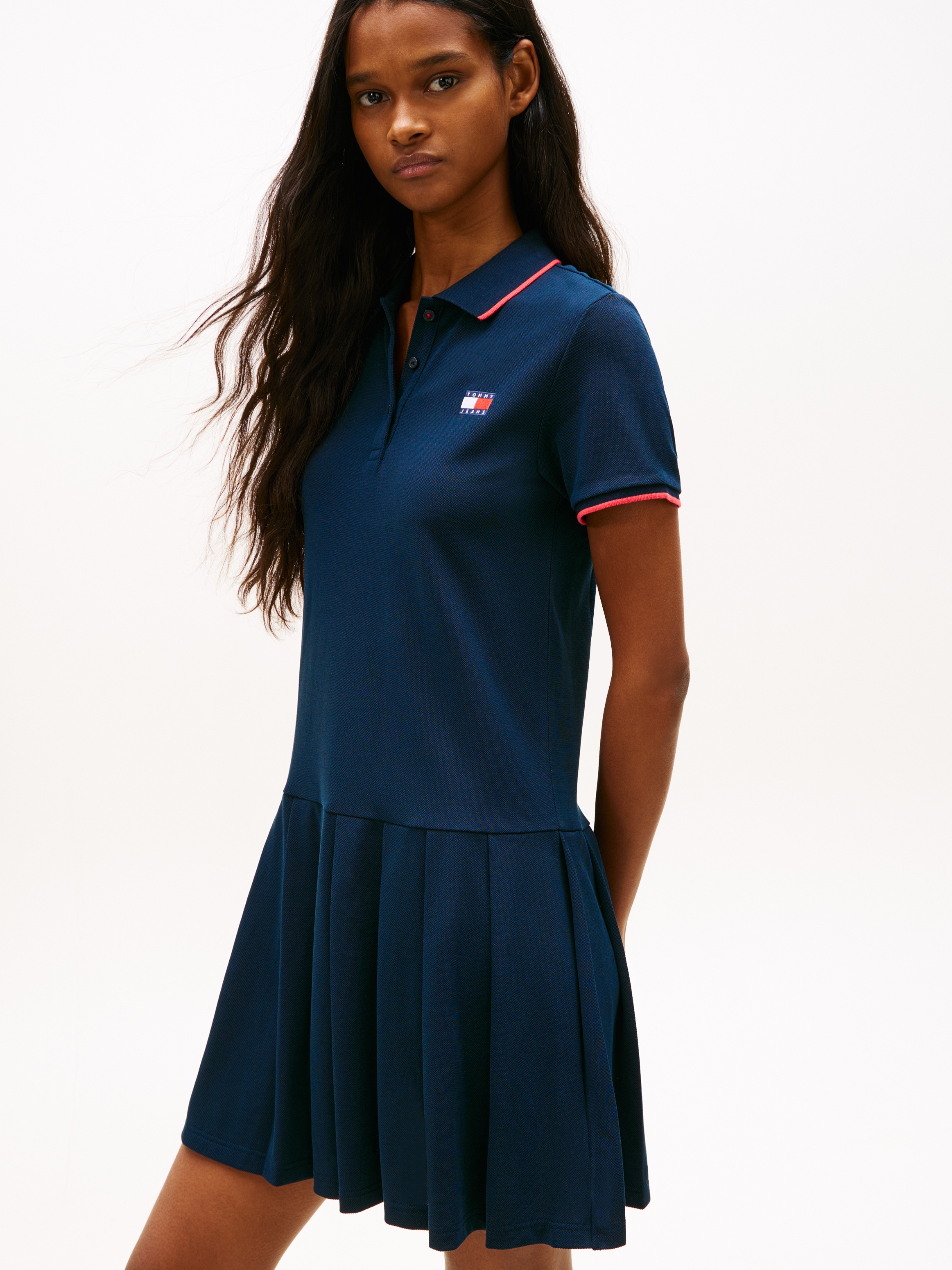 Tommy Jeans Polokleid "TJW BADGE PLEAT PIQUE DRESS EXT" mit Kontrastdetails, entspannte Passform