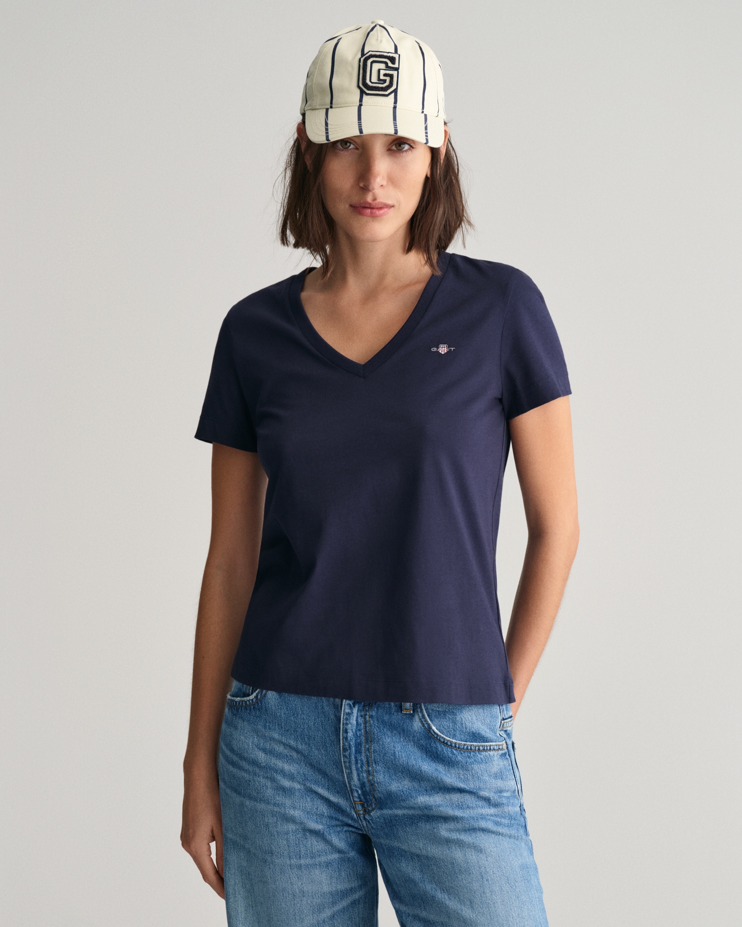 Gant T-Shirt »REG SHIELD KA V-NECK T-SHIRT«, mit einer kleinen Logostickerei auf der Brust