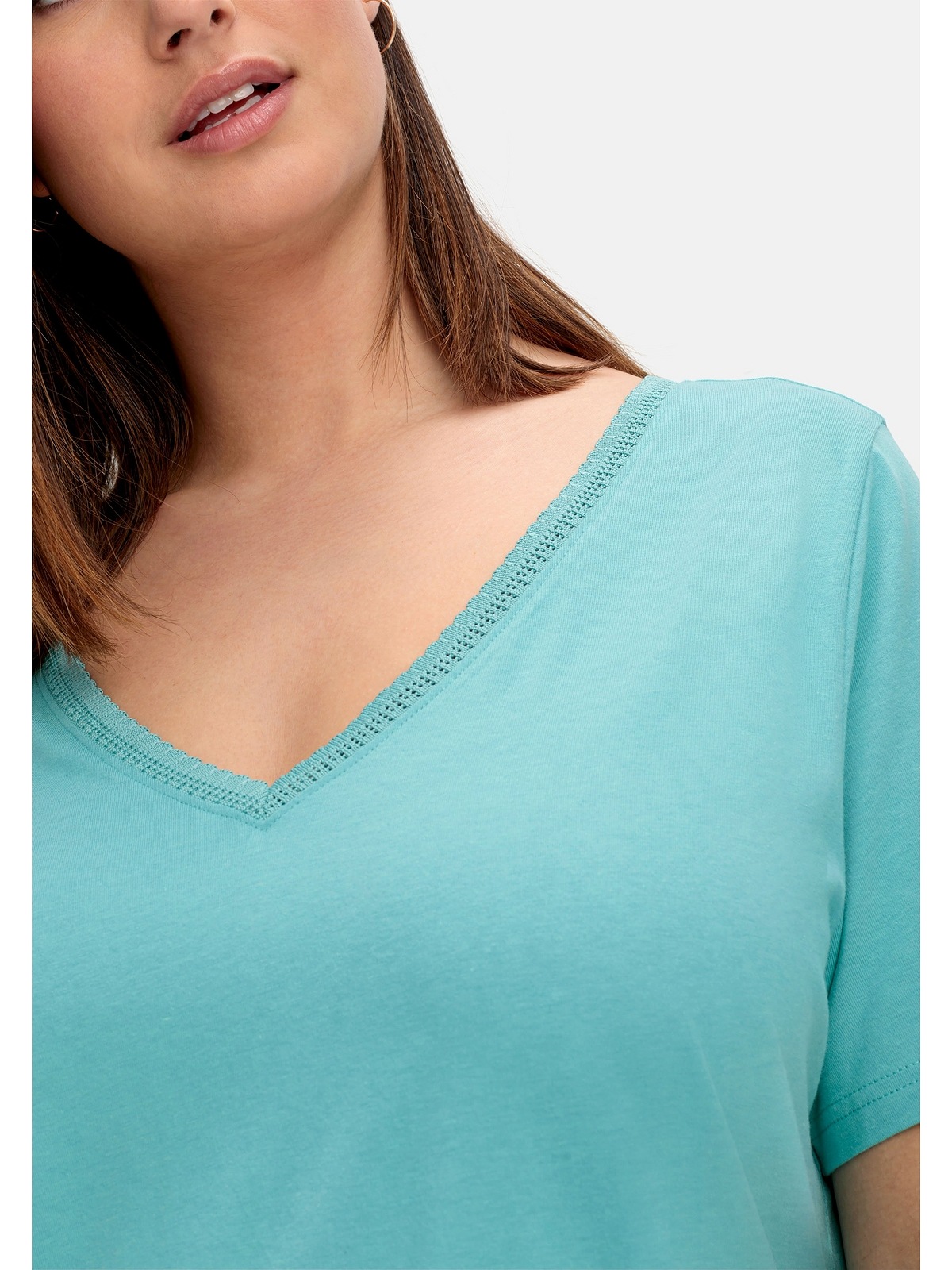 Sheego T-Shirt bestellen Spitze BAUR V-Ausschnitt | für »Große mit Größen«, dezenter am