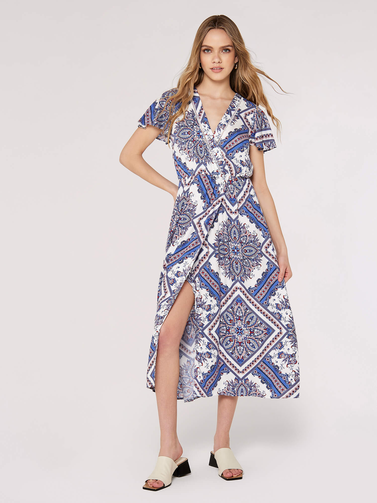 Apricot Druckkleid "Scarf Print Midaxi Dress" iin Wickeloptik, mit Taillengummizug