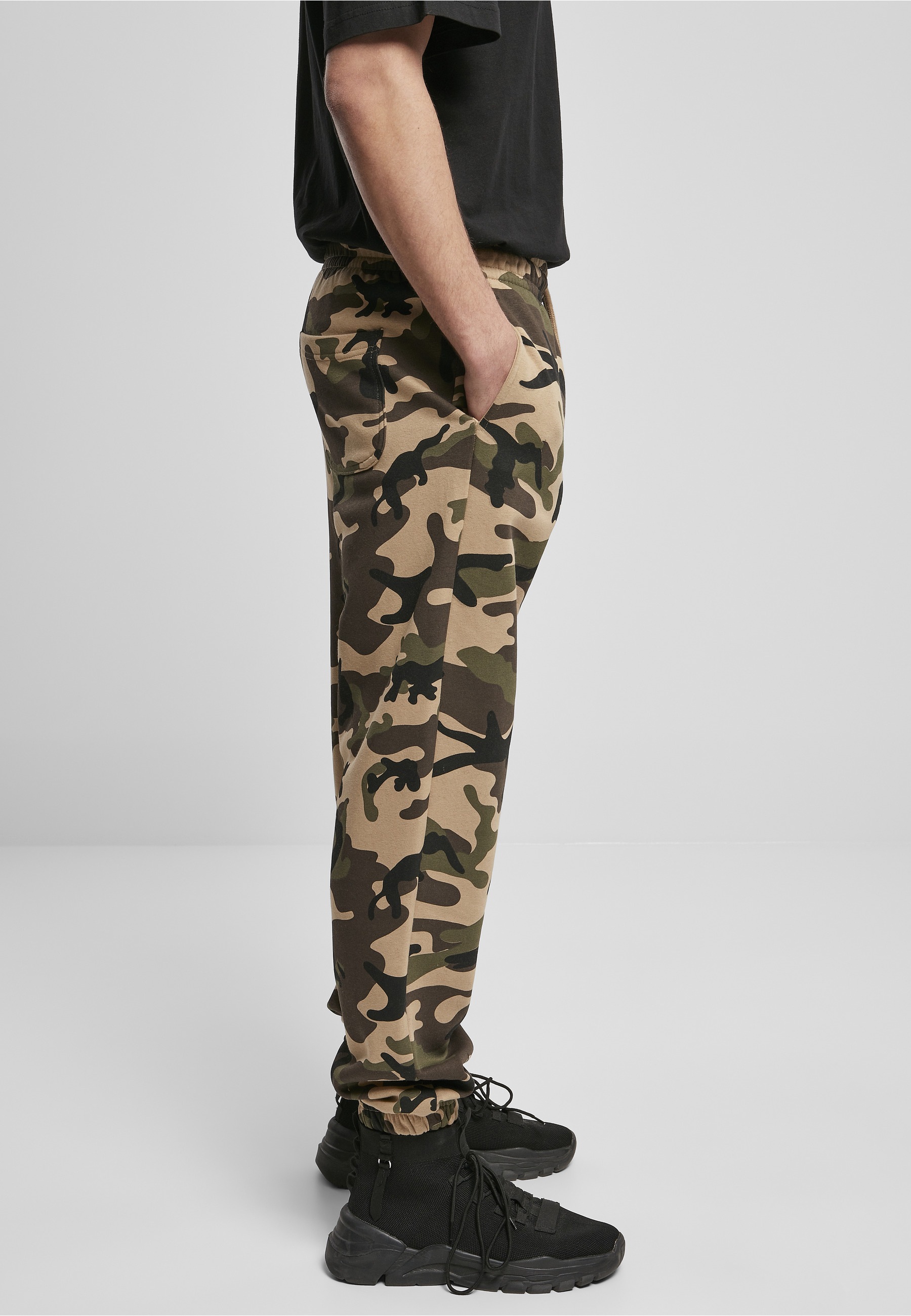URBAN CLASSICS Stoffhose »Urban Classics Herren Basic Camo Sweatpants 2.0«