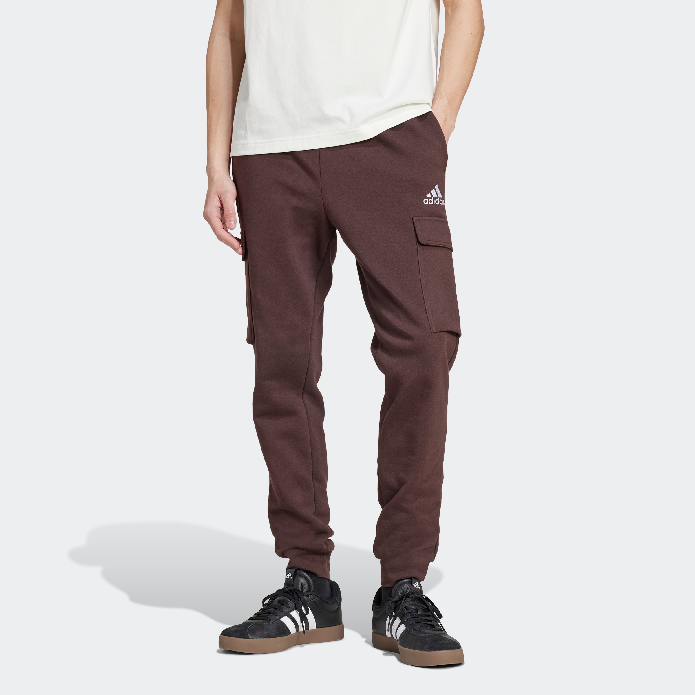 adidas Sportswear Sporthose »ESSENTIALS FLEECE REGULAR TAPERED CARGOHOSE«, (1 tlg.), Jogginghose Cargo aus weichem Fleece-Material