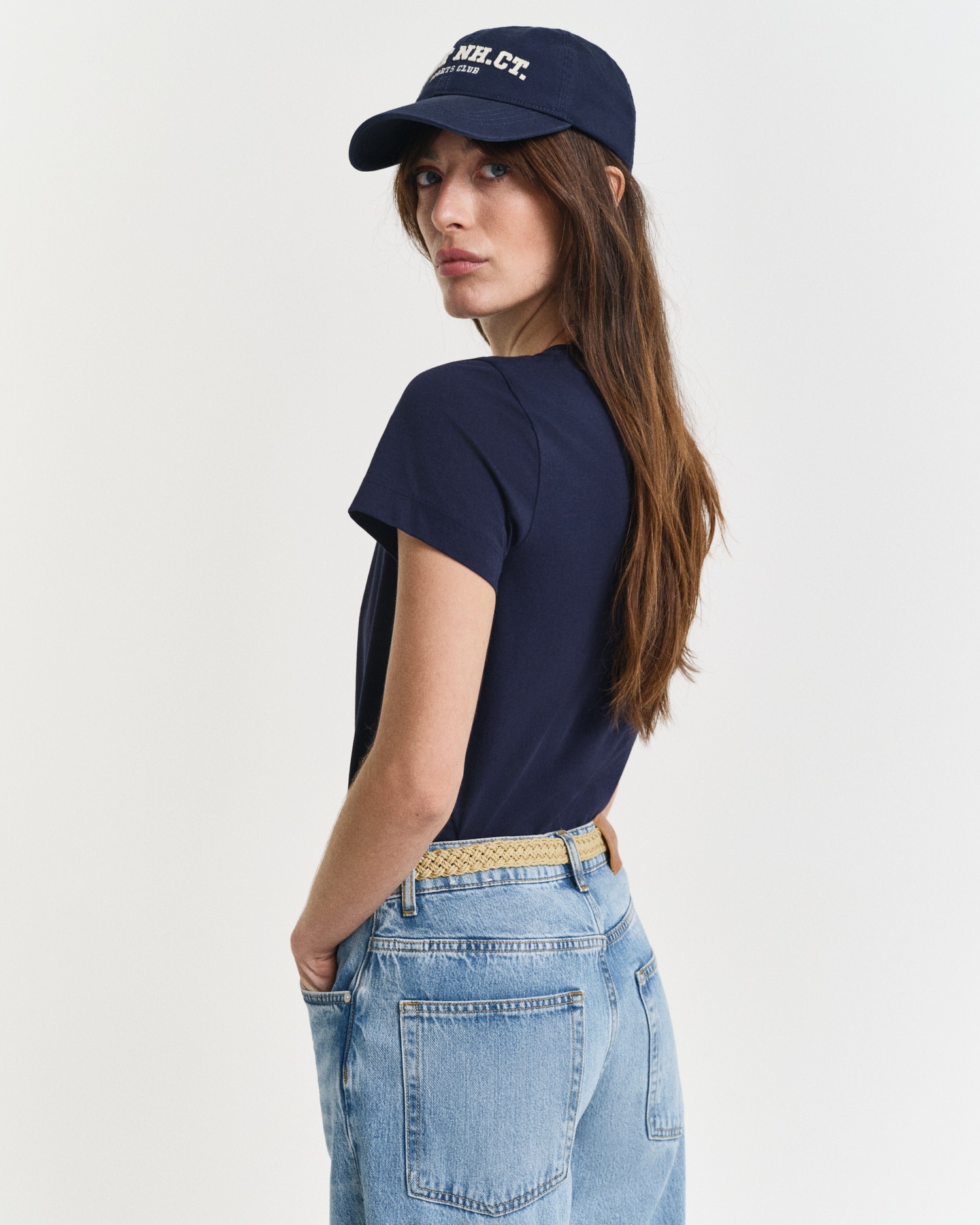 Gant T-Shirt »REG SHIELD KA T-SHIRT« mit einer kleinen aufgestickten Wappen-Grafik auf der Brust