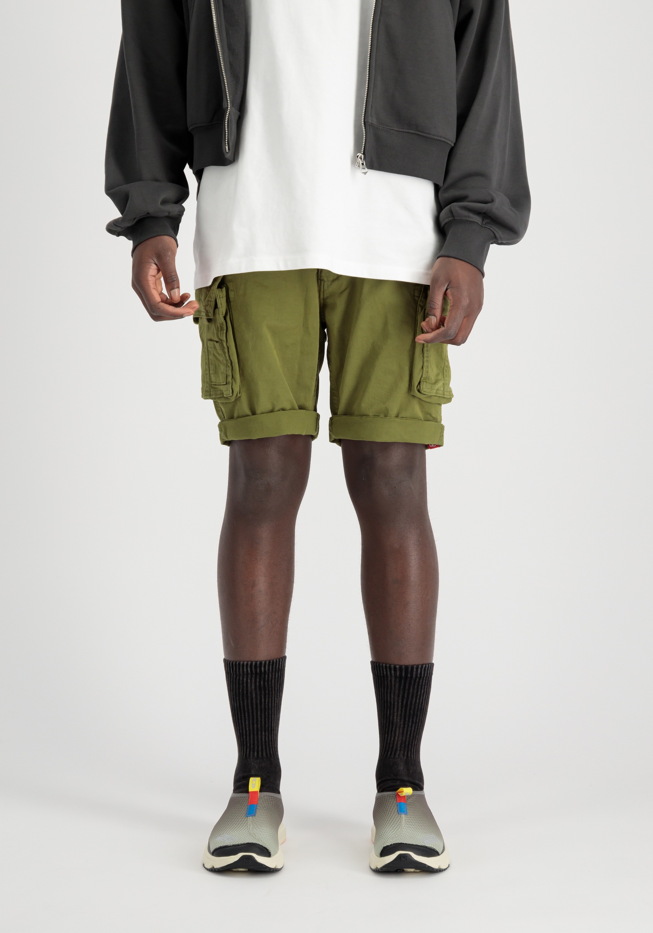 Shorts ALPHA INDUSTRIES "Crew Short", Herren, Gr. 32, Normalgrößen, grün (moss grün), Obermaterial: 98% Baumwolle, 2% Elastan; Futter: 100% Baumwolle, Hosen Shorts