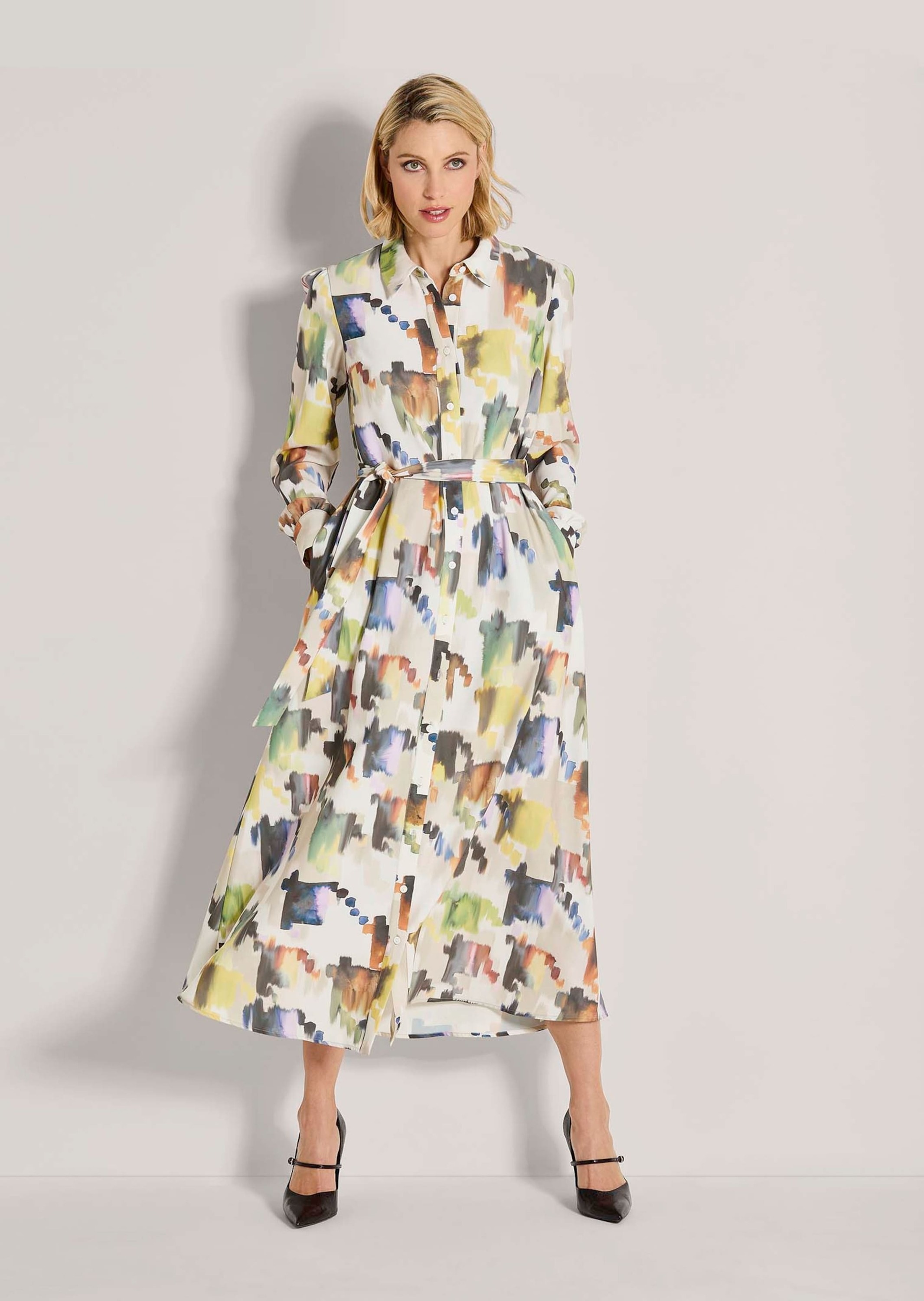 Thumbnail - MADELEINE Sommerkleid "Kleid Modernes Hemdblusenkleid mit Taillengürtel" Kontraststarker Allover-Print