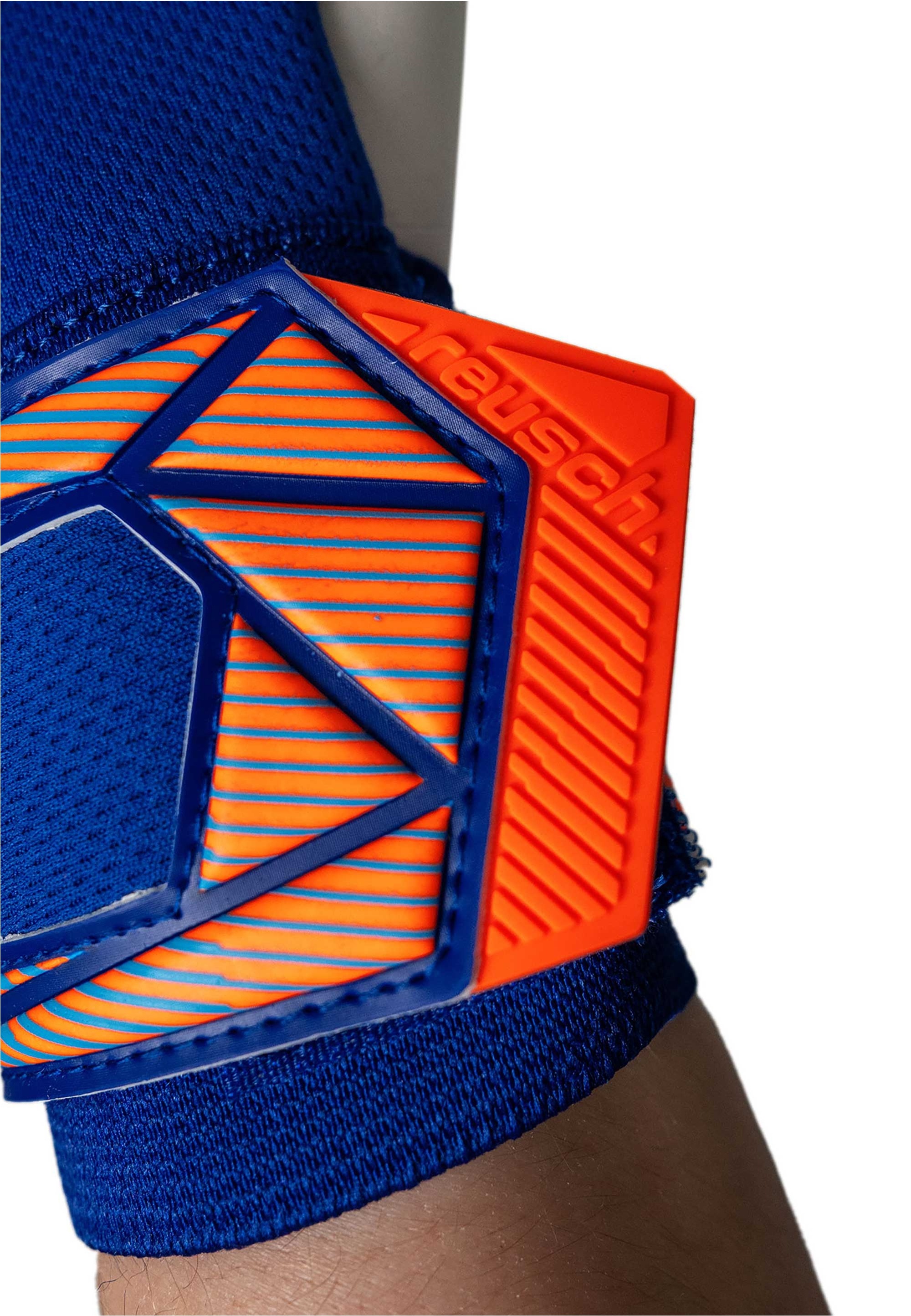 Reusch Torwarthandschuhe »Attrakt Freegel Advance« mit Komfort und zuverlässiger Stabilität