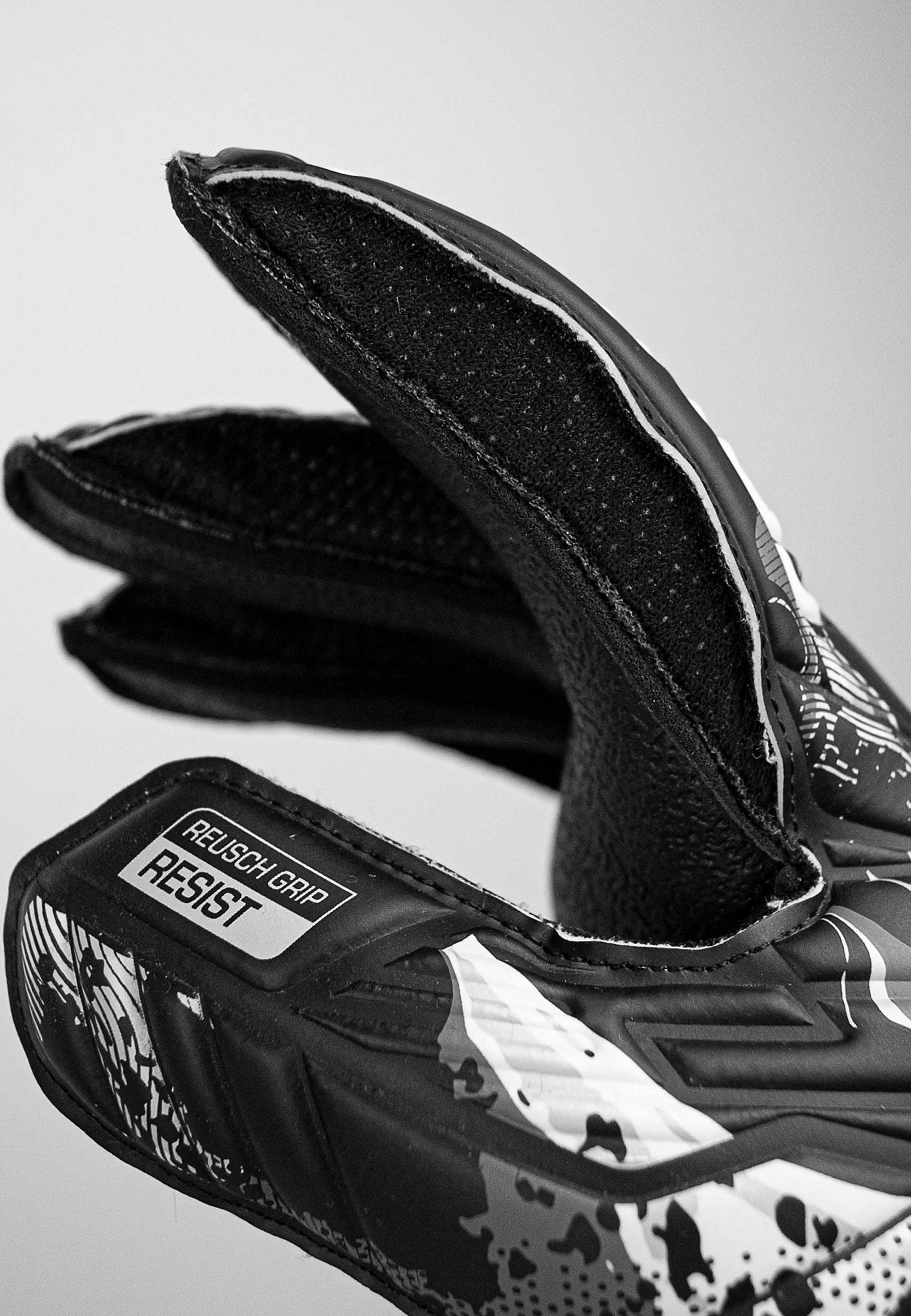 Reusch Torwarthandschuhe »Attrakt Resist Junior«, mit sehr gutem Grip