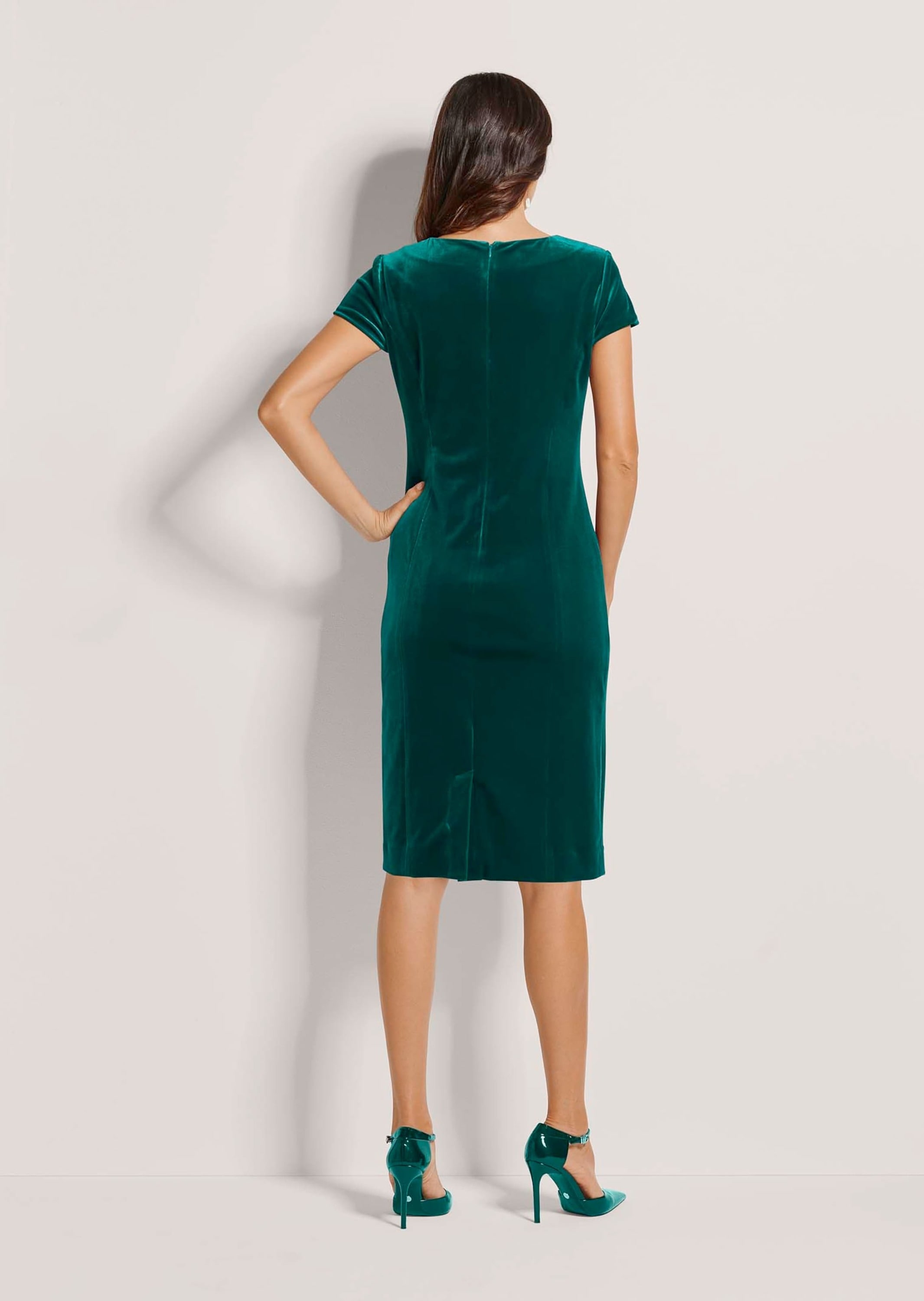 MADELEINE Sommerkleid »Etuikleid Kurzarm Samtkleid in Midilänge«