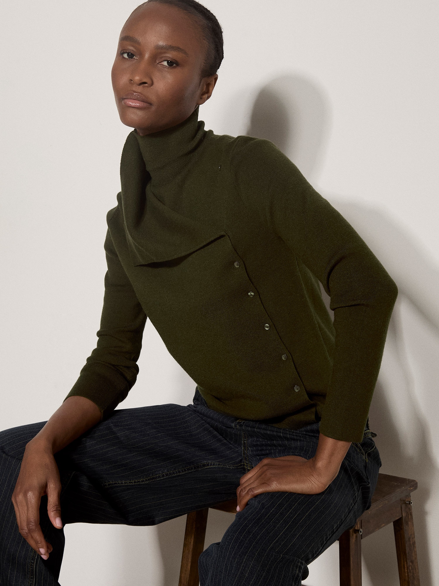 Apricot Rollkragenpullover "Asymmetrischer Cardigan" aus geripptem Strick