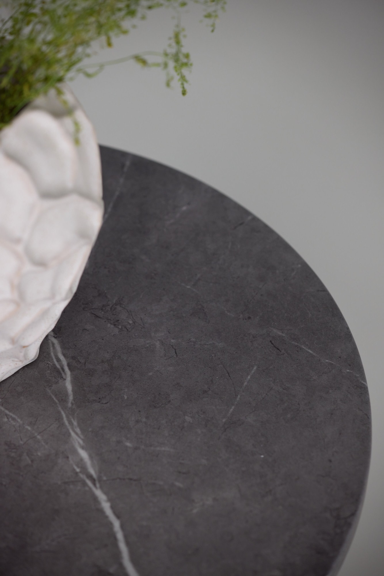 Venture Home Beistelltisch »Härön, runder Beistelltisch in Marmoroptik mit Walnuss-Beinen, Ø 52 cm« Ablagetisch, Eschenholz, rund, kompakt, anspruchsvoll, edel