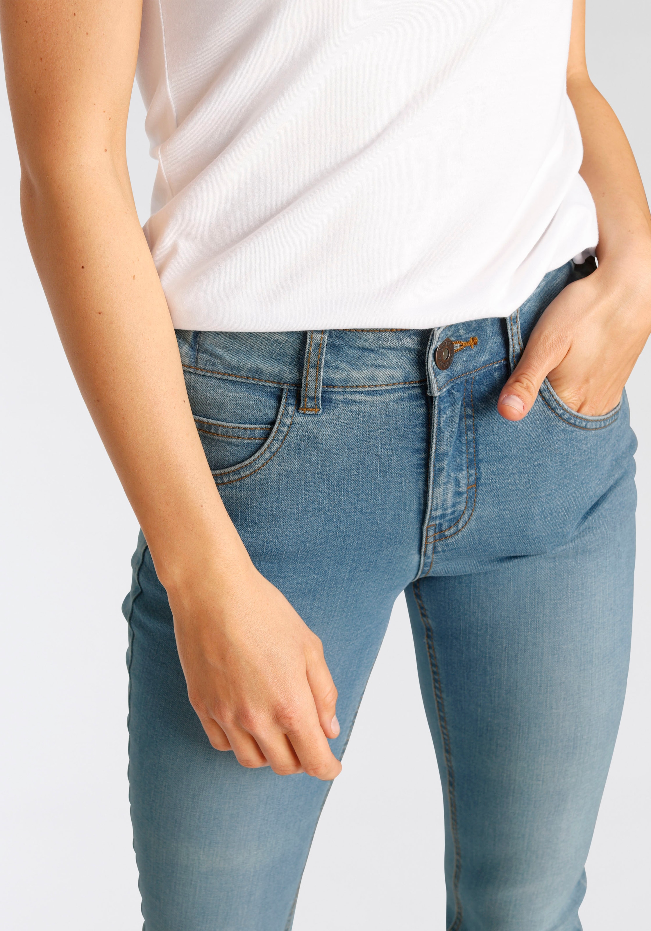 Zum niedrigsten Preis erhältlich Arizona Slim-fit-Jeans mit Gummizugeinsatz«, Waist High kaufen für seitlichem »Bund | BAUR