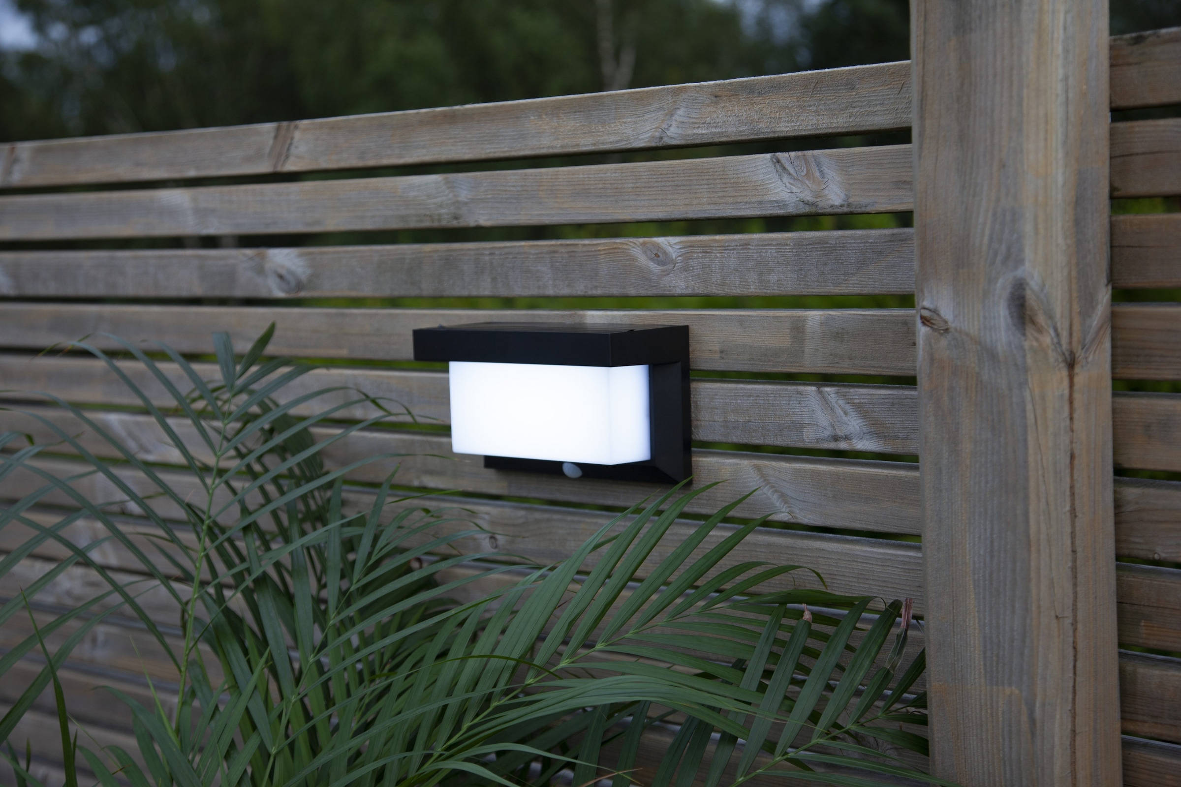 Parforce Traditional Hunting LED Solarleuchte »Solar-Wandleuchte Valla« LED-Board 1 Stk. Neutralweiß 3 Schaltmodi, bis zu 800 lm, stetig mit 200 lm, PIR-Sensor