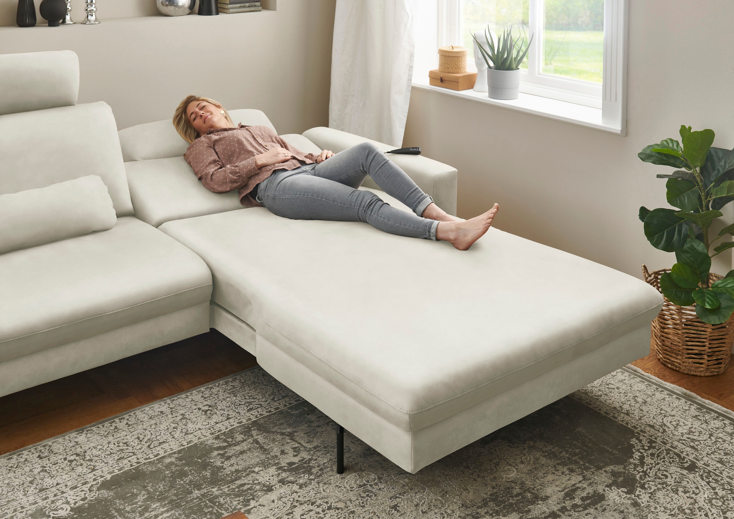 Die PlanBar Ecksofa »PN-EM20028 L-Form mit Kopfstützen«, wahlweise mit motorischem Canape