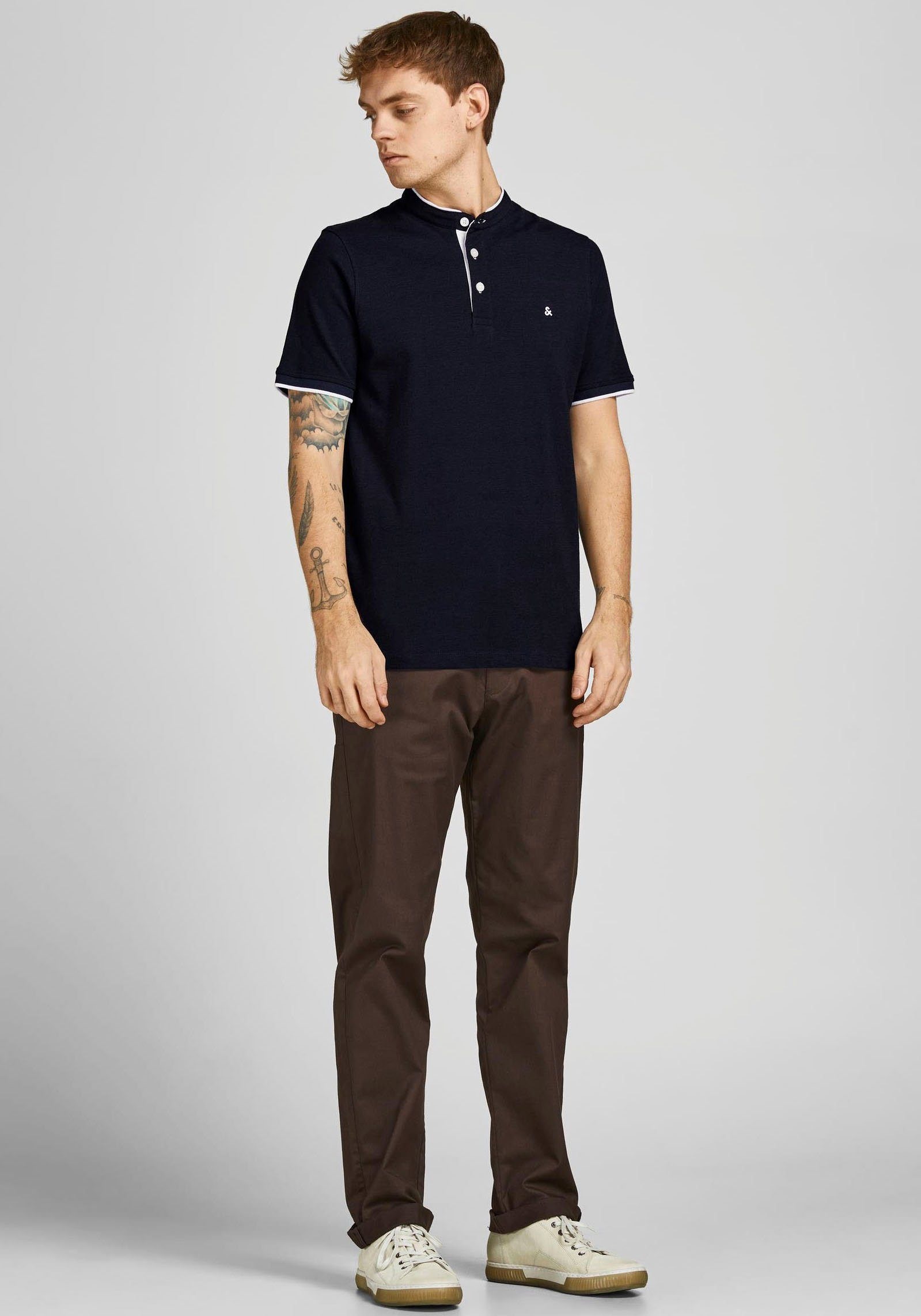 Jack & Jones Kurzarmshirt »PAULOS MAO POLO«, mit kontrastfarbiger Kante am schmalen Stehkragen und am Ärmelsaum