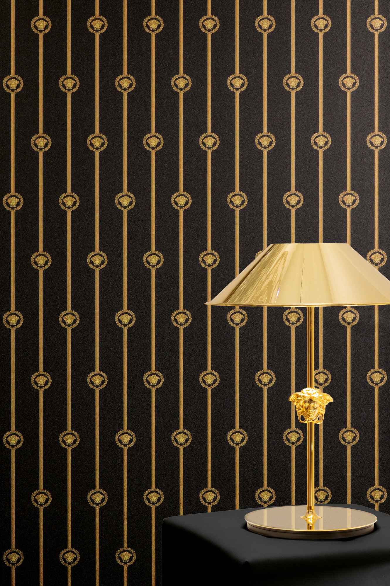 Versace Vliestapete »Versace 6 I Love Baroque –« 3D-Optik | Barock | Motiv geprägt Elegantes Streifendesign mit ikonischen Medaillons & feinem Glanz