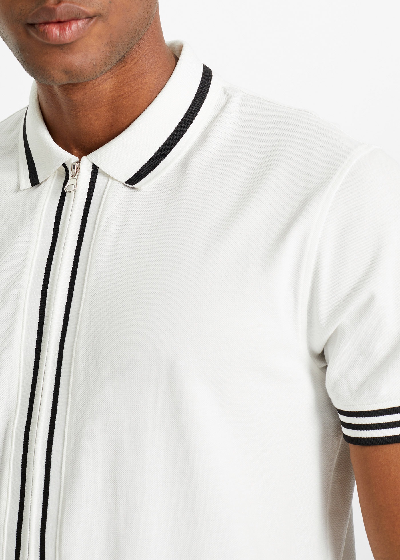 Poloshirt BONPRIX, Herren, Gr. 48/50 (M), weiß, Piqué, Obermaterial: 100% Baumwolle, kontrastfarbene Details, unifarben, regular fit hüftbedeckend, Rundhals, Rippbündchen kontrastfarben, Shirts, Kurzarm, mit Reißverschluss, aus reiner Baumwolle 2