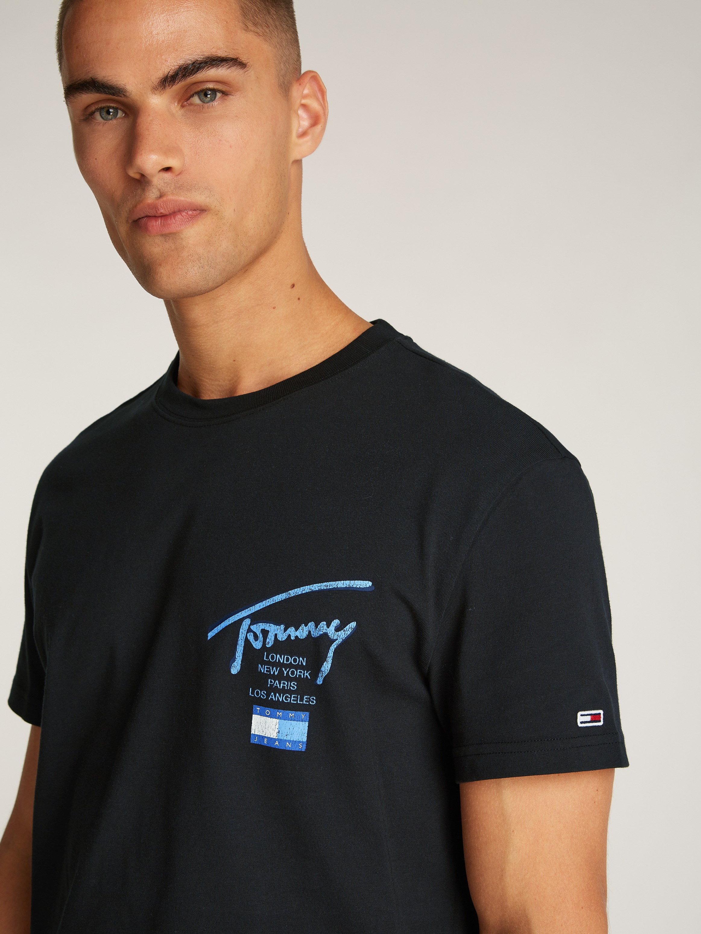 Tommy Jeans Plus Rundhalsshirt »TJM REG TOMMY SIGN CITY TEE EXT«, in Großen Größen, Logstickerei am Ärmel, Logodruck