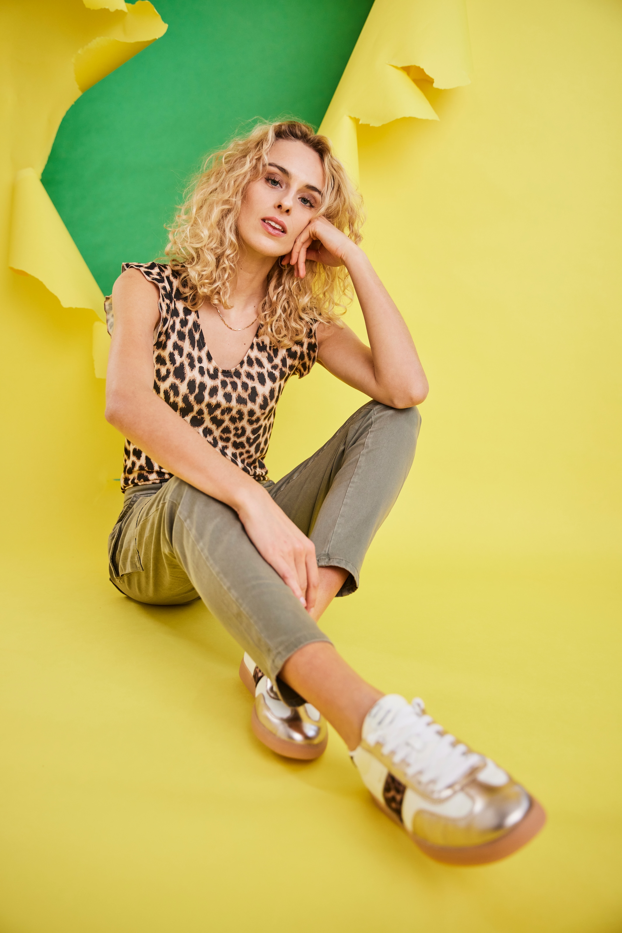 Laura Scott V-Shirt, mit Leoparden-Alloverdruck & dezentem Ärmelansatz - NEUE KOLLEKTION