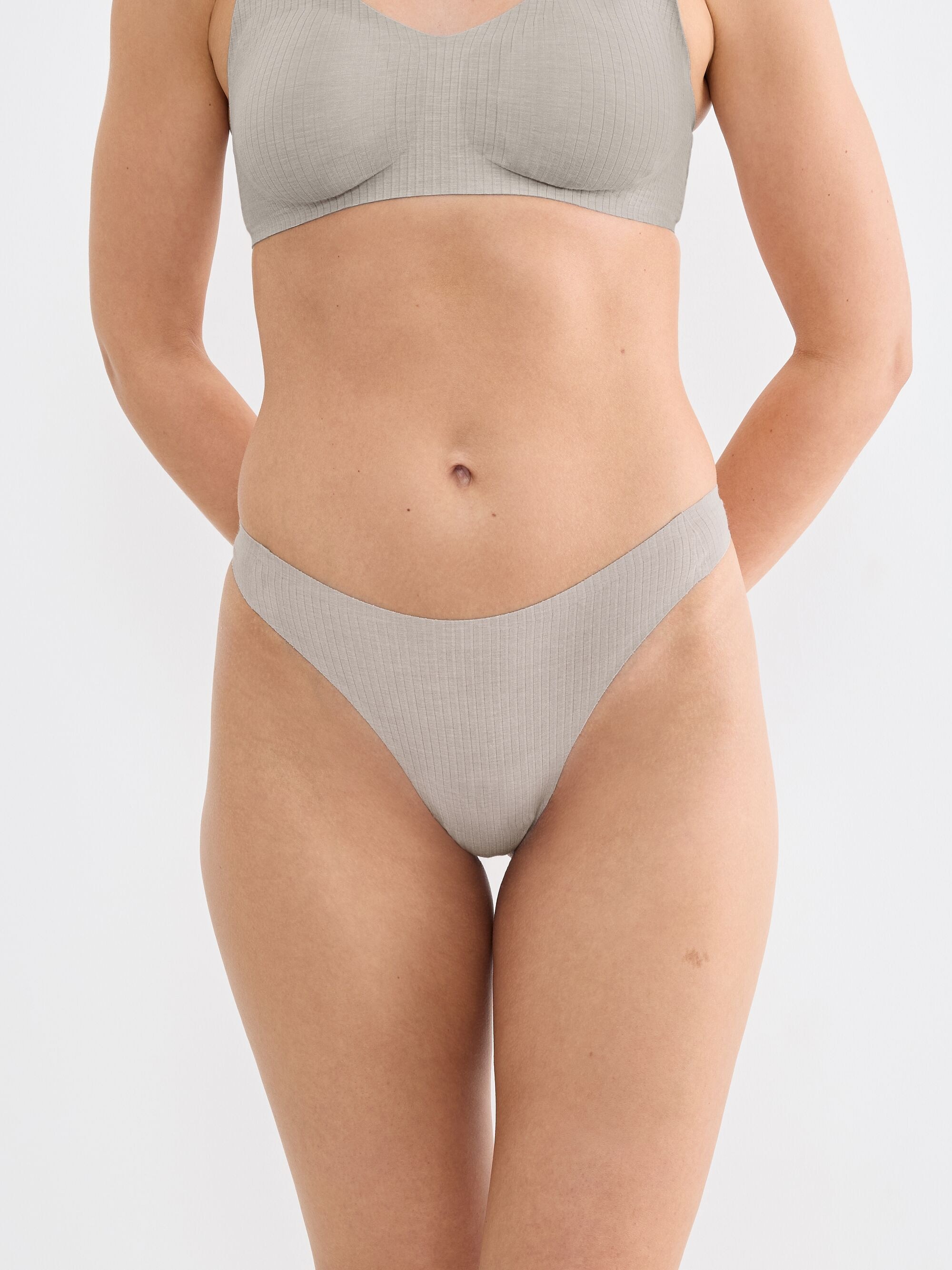 sloggi String "ZERO Feel Pure" dezenter Streifeneffekt, nahtlos, Stretch