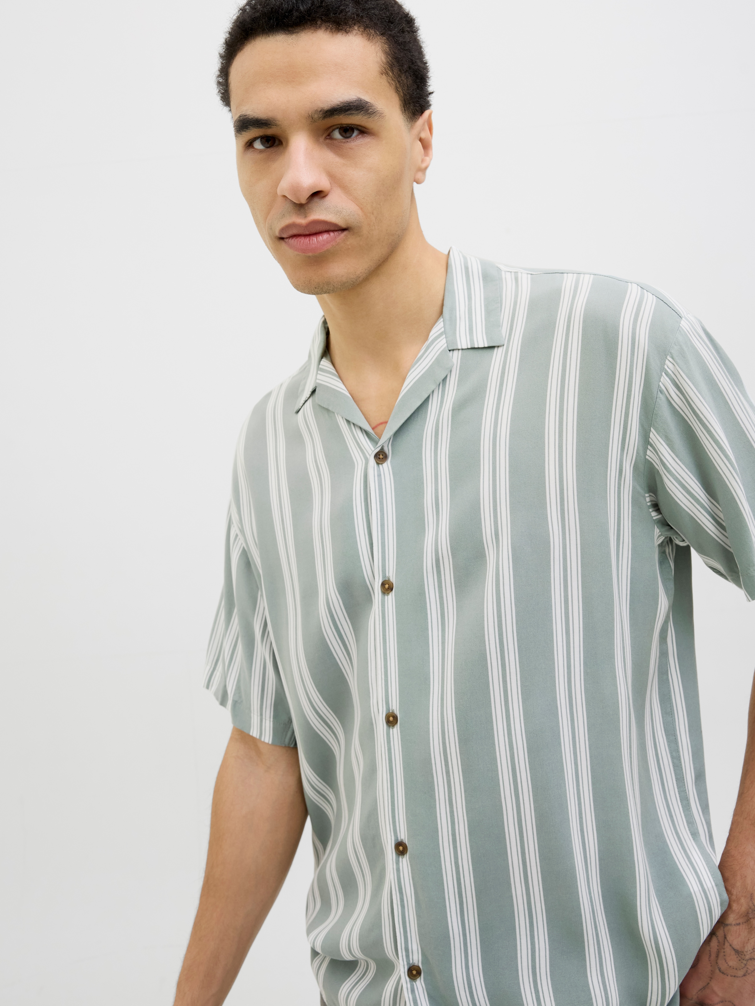 Jack & Jones Kurzarmhemd "JJEJEFF STRIPE RESORT SHIRT SS SN", mit Streifen günstig online kaufen